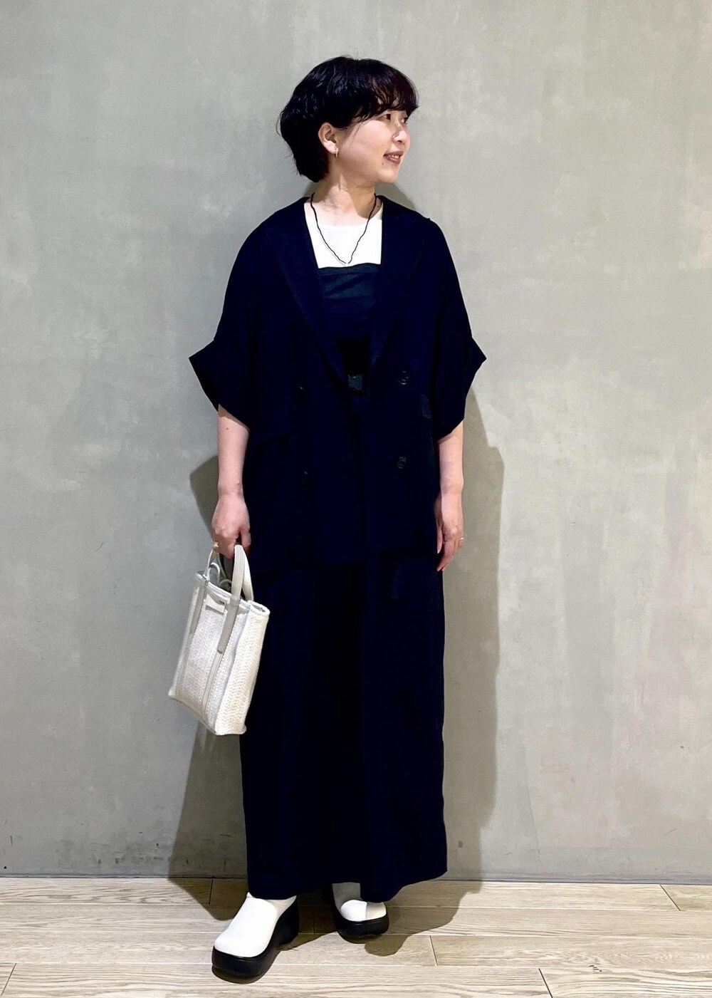 「アダムエロペ、アダムエロペfemme、2025SS、ショートスリーブジャケット、ショートスリーブ、コンビワンピース、初夏コーデ、夏コーデ、授業参観日コーデ、デートコーデ、お出かけコーデ、旅行コーデ、スポーツミックス、大人カジュアル、レイヤード」｜「ADAM ET ROPE'の【サステナブル】・【新色追加】ショートスリーブシャツJK（その他アウター、ブラック系）」を使った、takedaさん（レディース・154cm）の春コーディネートの2枚目の写真