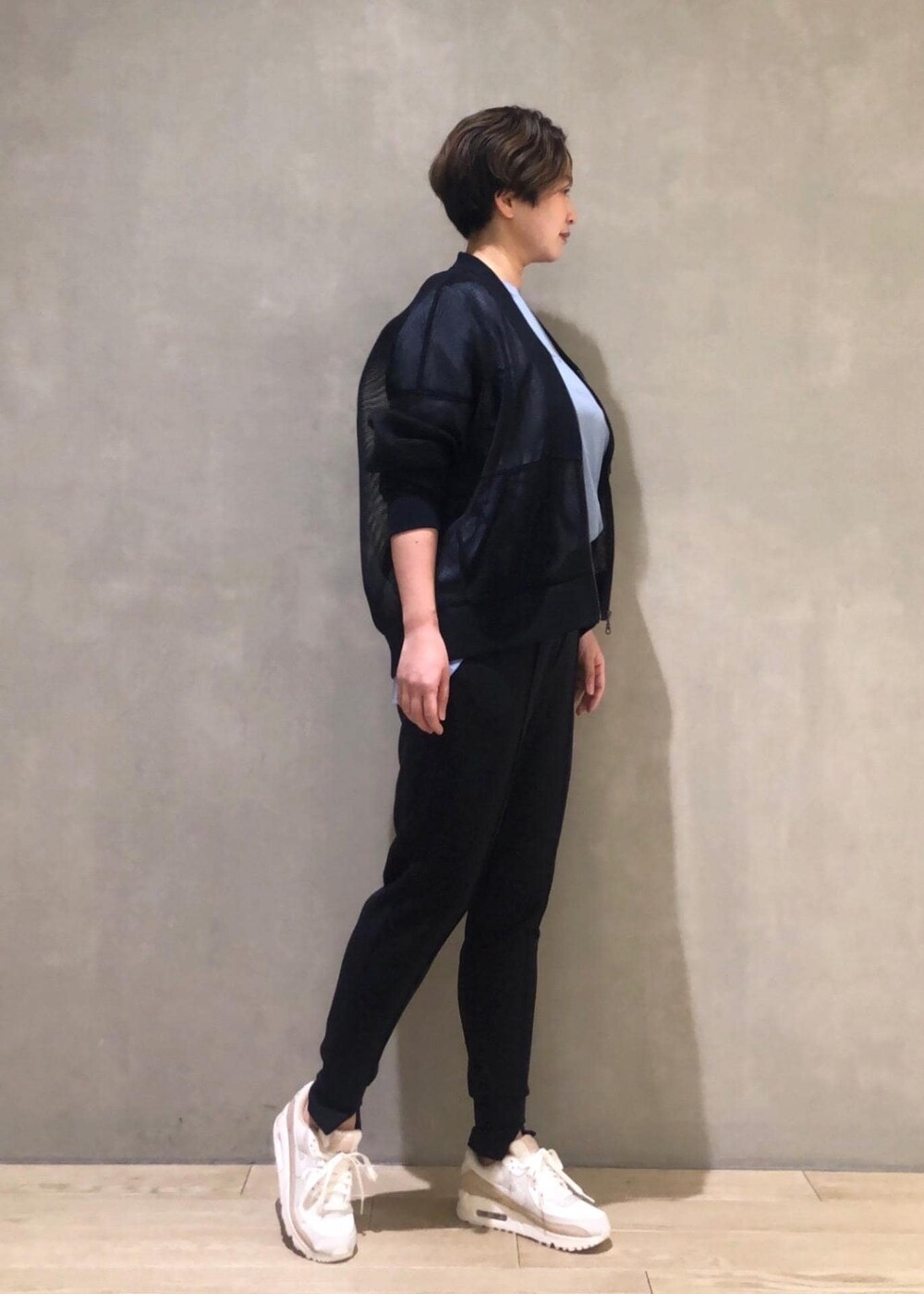 ブラック系のその他パンツ、ブラック系のカーディガン/ボレロ、ブルー系のTシャツ/カットソーを着用したレディースの冬コーディネートの2枚目の写真