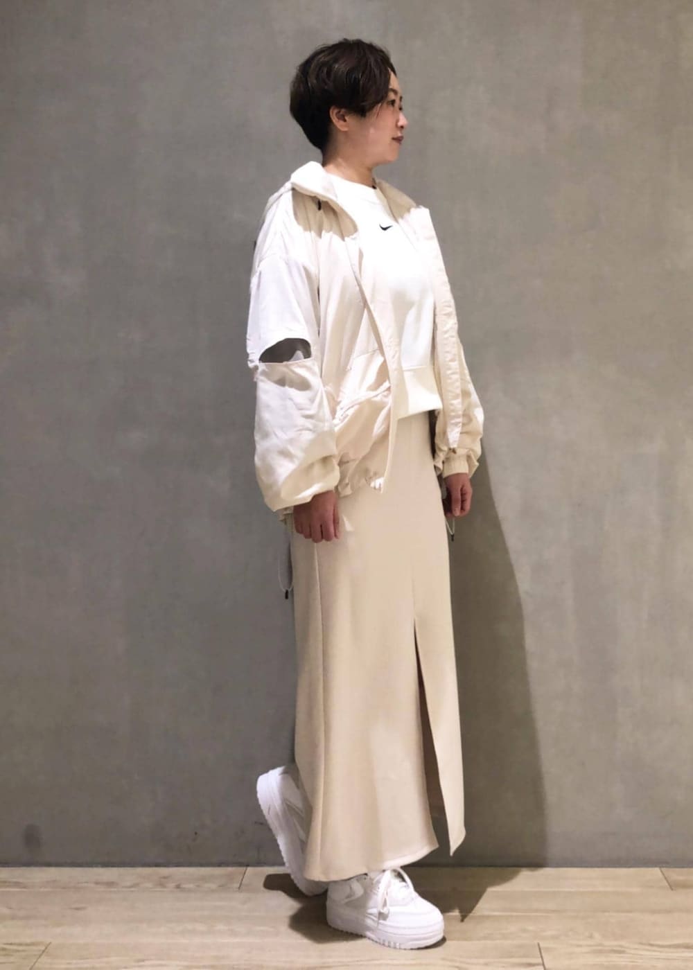 ホワイト系のその他アウター、ホワイト系のスカート、ホワイト系のスウェットを着用したレディースの冬コーディネートの2枚目の写真