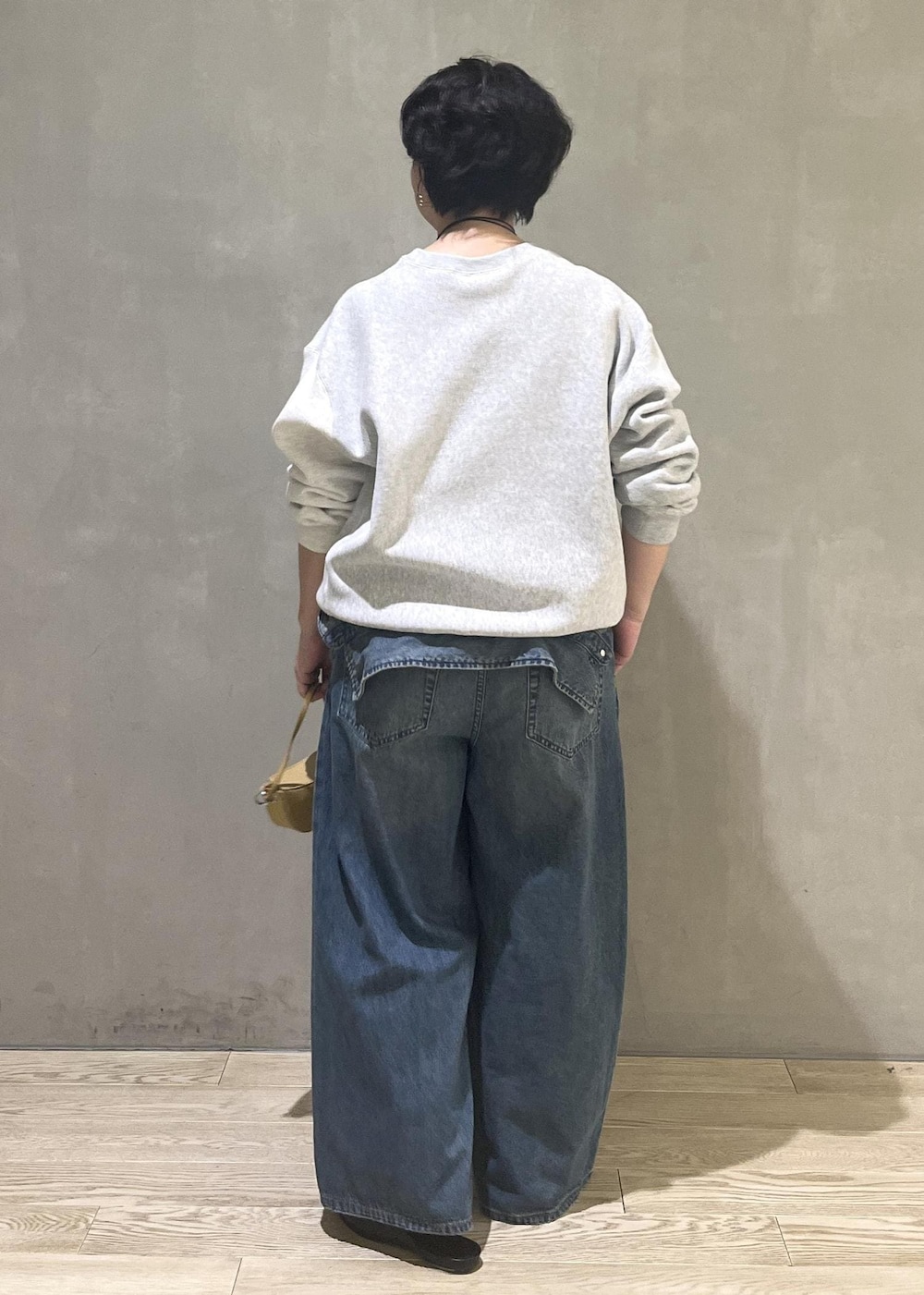ブルー系のつなぎ/オールインワン、グレー系のスウェットを着用したレディースの秋コーディネートの2枚目の写真
