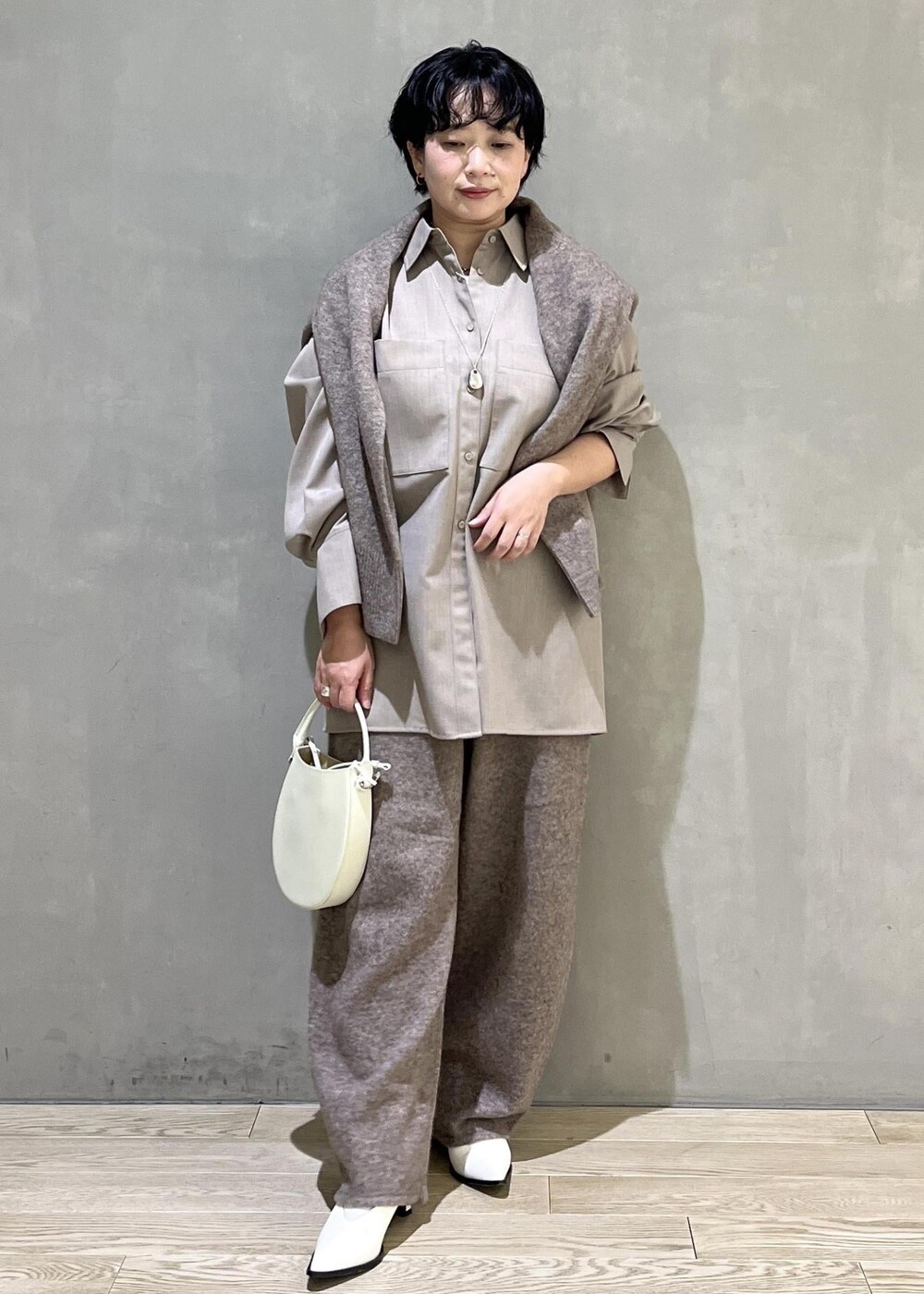 ベージュ系のシャツ/ブラウス、ベージュ系のニット/セーター、ベージュ系のその他パンツを着用したレディースの秋コーディネートの5枚目の写真