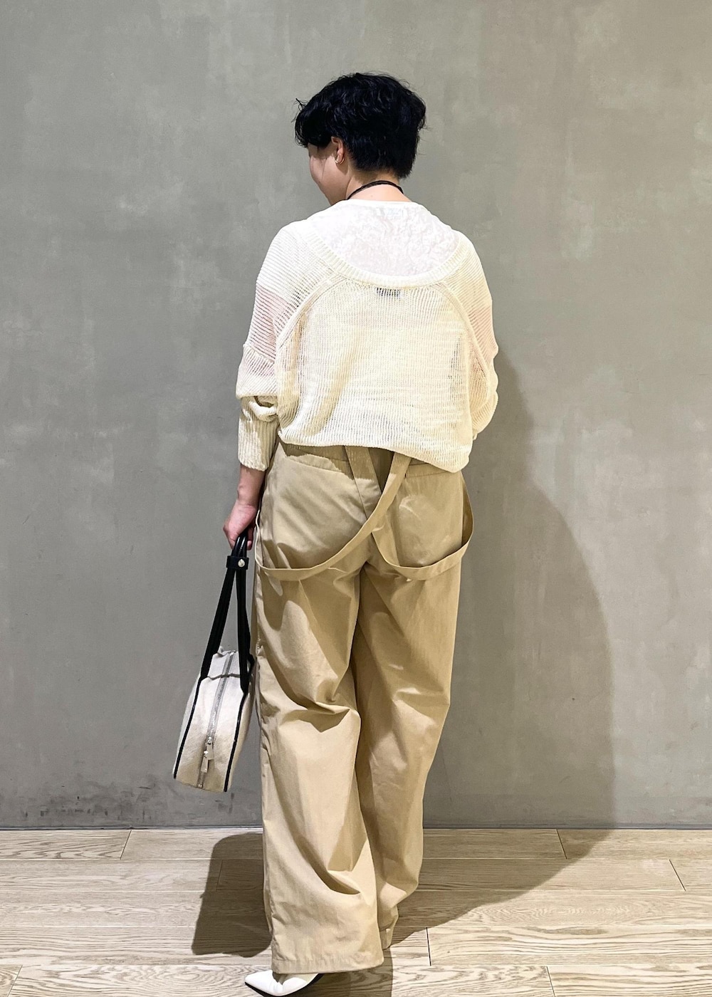 ホワイト系のボストンバッグ、ホワイト系のパンプス、ホワイト系のTシャツ/カットソーを着用したレディースの夏コーディネートの6枚目の写真