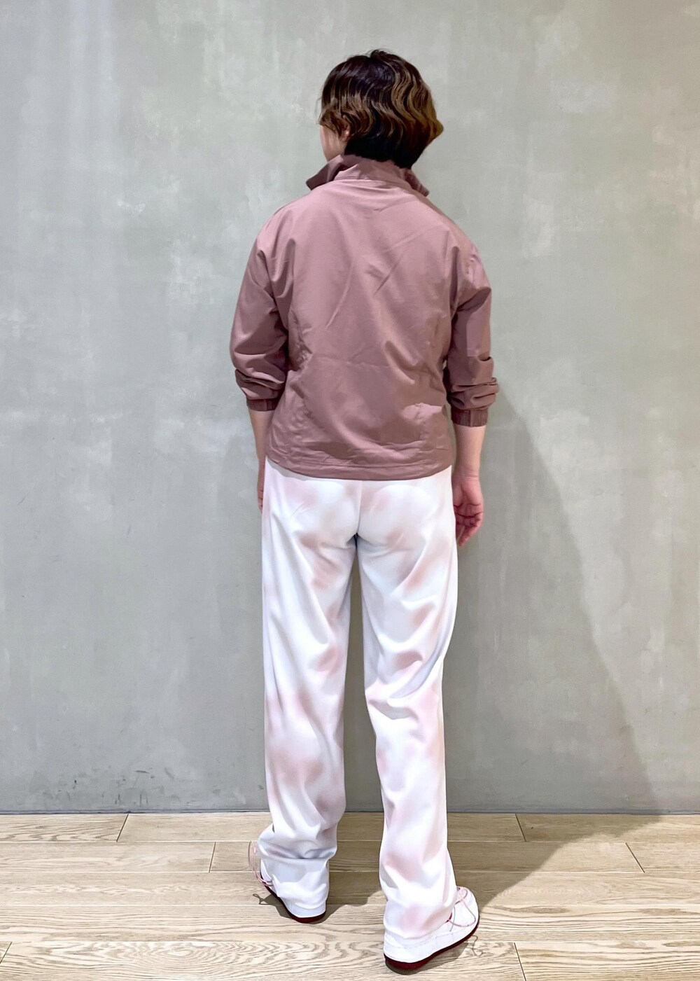 ホワイト系のその他パンツ、ホワイト系のスニーカー、ブラウン系のブルゾンを着用したレディースの春コーディネートの4枚目の写真