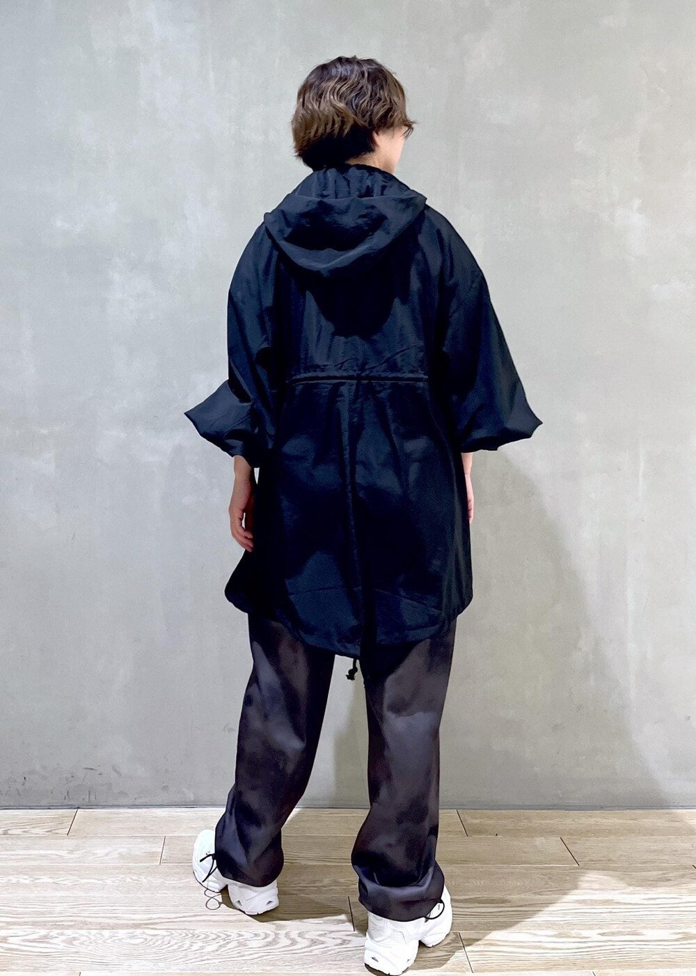 ブラック系のその他パンツ、ホワイト系のスニーカー、ブルー系のTシャツ/カットソーを着用したレディースの春コーディネートの4枚目の写真