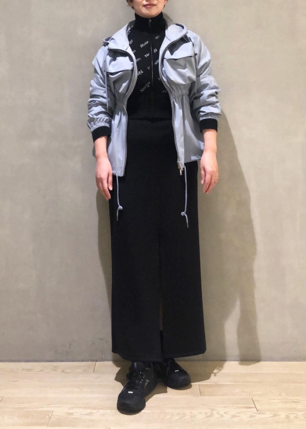 ブルー系のブルゾン、ブラック系のスカート、ブラック系のスニーカーを着用したレディースの冬コーディネートの2枚目の写真