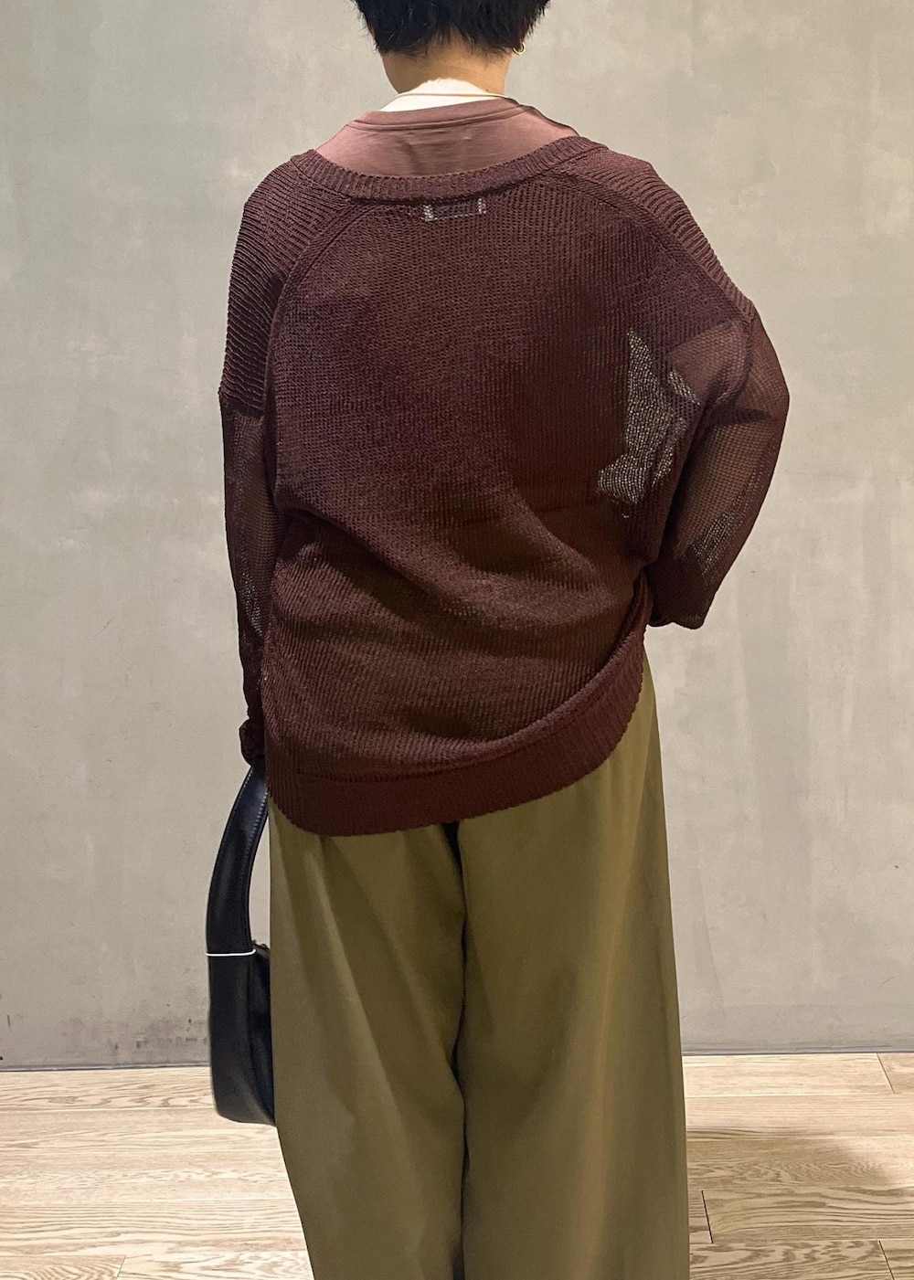 ブラック系のハンドバッグ、グリーン系のその他パンツ、ブラウン系のTシャツ/カットソーを着用したレディースの夏コーディネートの5枚目の写真