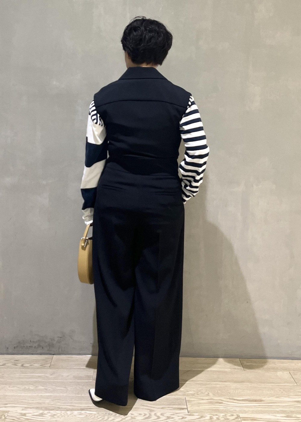 ブルー系のTシャツ/カットソー、ホワイト系のパンプス、ブラック系のつなぎ/オールインワンを着用したレディースの秋コーディネートの3枚目の写真