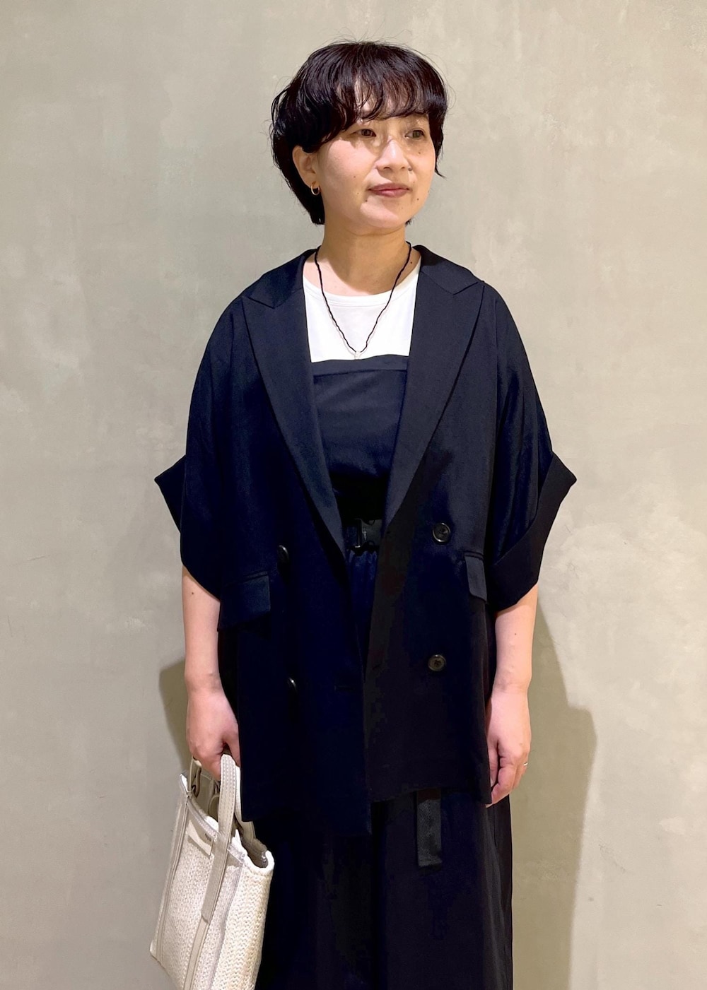 「アダムエロペ、アダムエロペfemme、2025SS、ショートスリーブジャケット、ショートスリーブ、コンビワンピース、初夏コーデ、夏コーデ、授業参観日コーデ、デートコーデ、お出かけコーデ、旅行コーデ、スポーツミックス、大人カジュアル、レイヤード」｜「ADAM ET ROPE'の【サステナブル】・【新色追加】ショートスリーブシャツJK（その他アウター、ブラック系）」を使った、takedaさん（レディース・154cm）の春コーディネートの3枚目の写真
