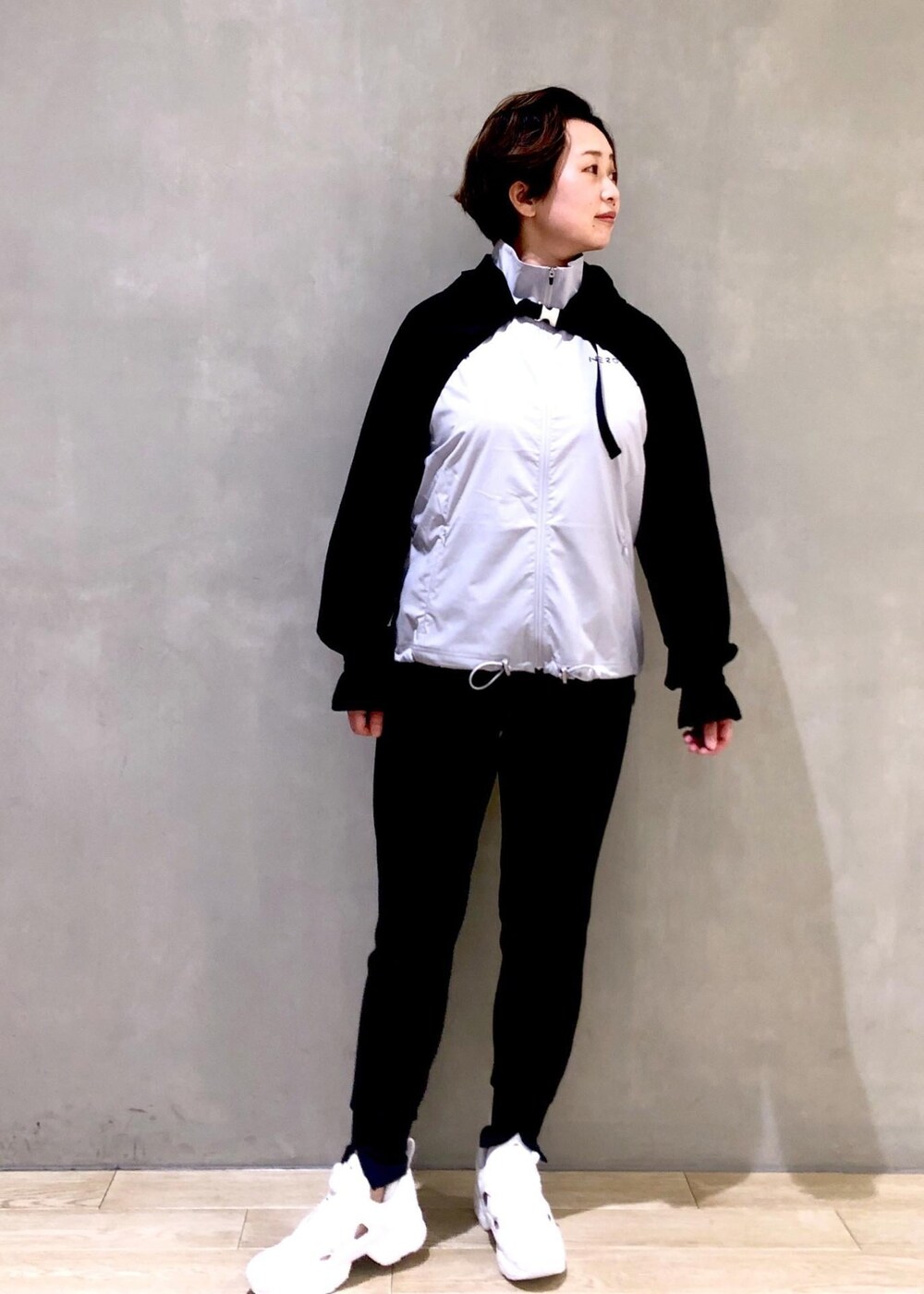 ホワイト系のスニーカー、グレー系のブルゾンを着用したレディースの冬コーディネートの3枚目の写真