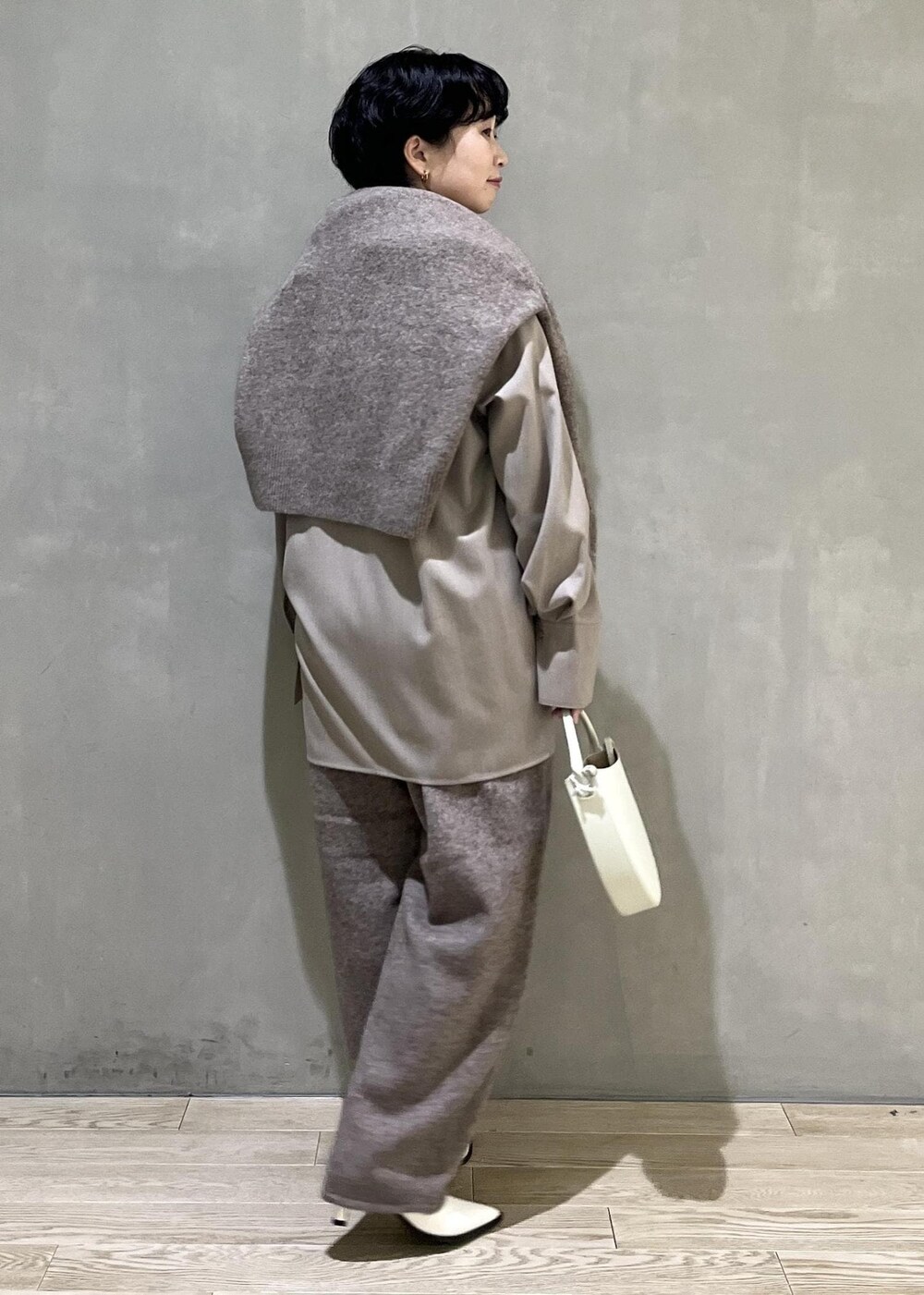 ベージュ系のシャツ/ブラウス、ベージュ系のニット/セーター、ベージュ系のその他パンツを着用したレディースの秋コーディネートの3枚目の写真