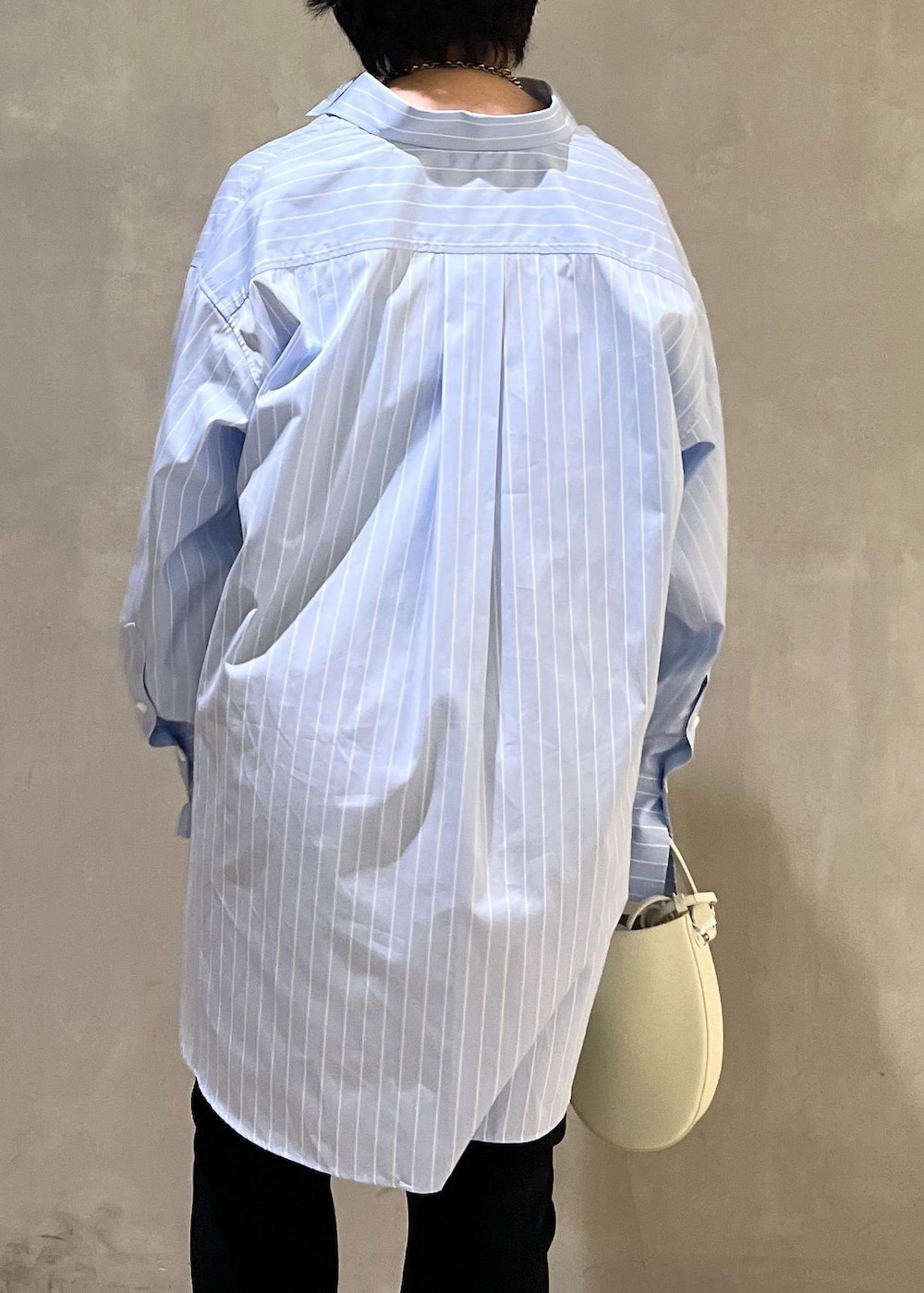 ブラック系のその他パンツ、ホワイト系のショルダーバッグ、ブルー系のシャツ/ブラウスを着用したレディースの夏コーディネートの5枚目の写真