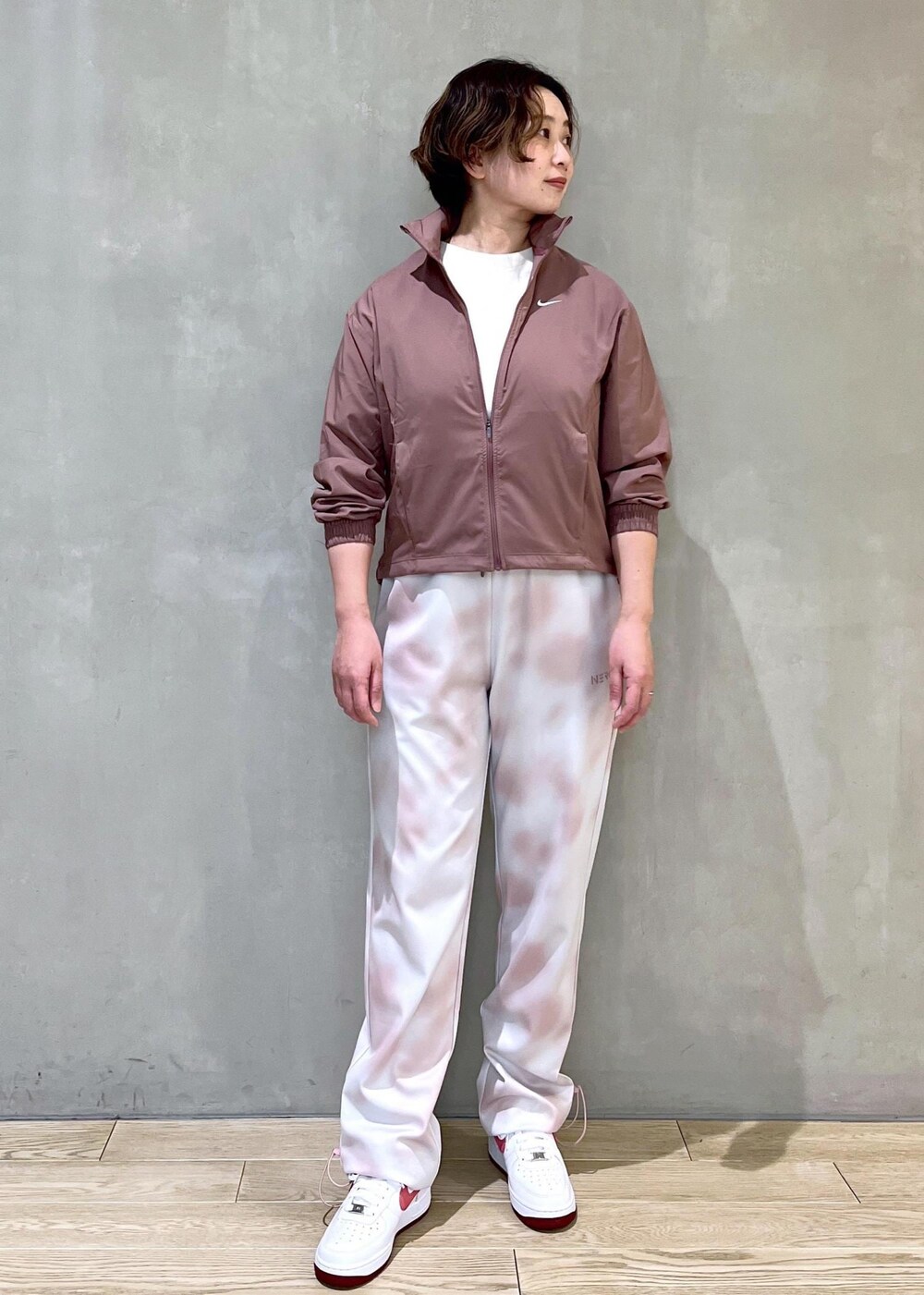 ホワイト系のその他パンツ、ホワイト系のスニーカー、ブラウン系のブルゾンを着用したレディースの春コーディネートの5枚目の写真