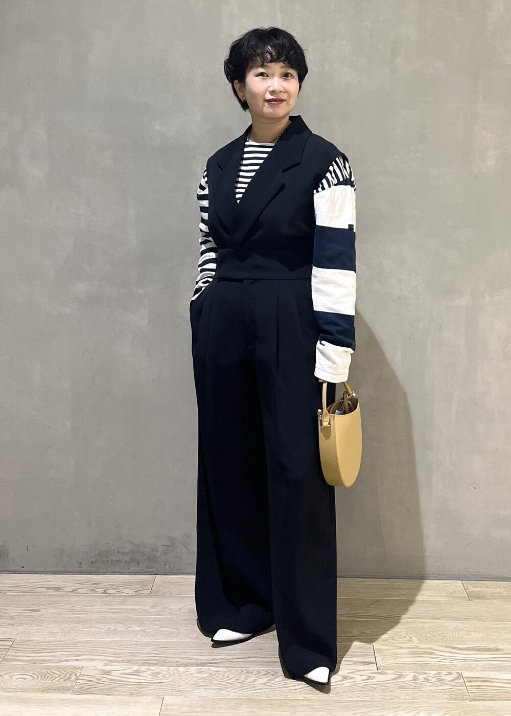 ブルー系のTシャツ/カットソー、ホワイト系のパンプス、ブラック系のつなぎ/オールインワンを着用したレディースの秋コーディネートの6枚目の写真