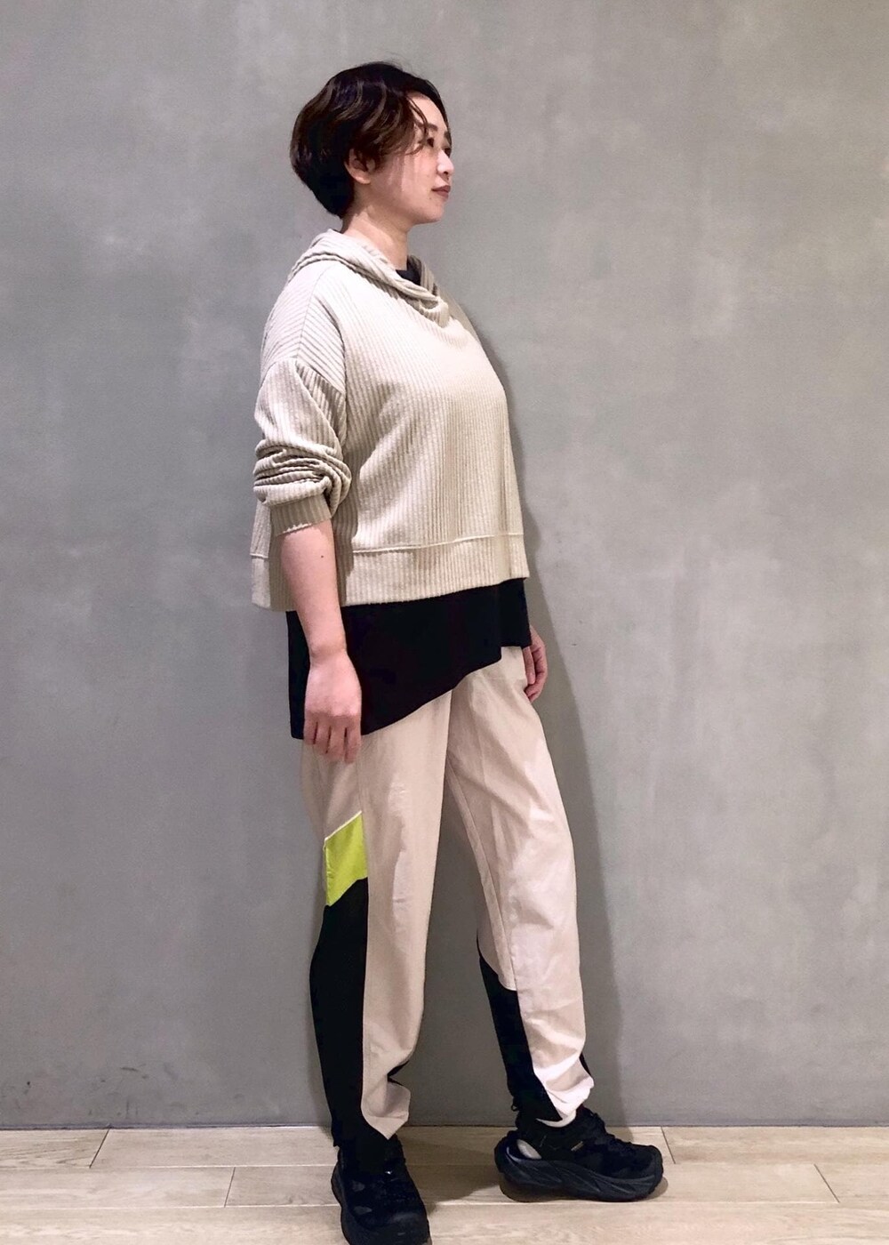 ブラック系のサンダル、ブラック系のTシャツ/カットソー、ホワイト系のパーカーを着用したレディースの冬コーディネートの2枚目の写真