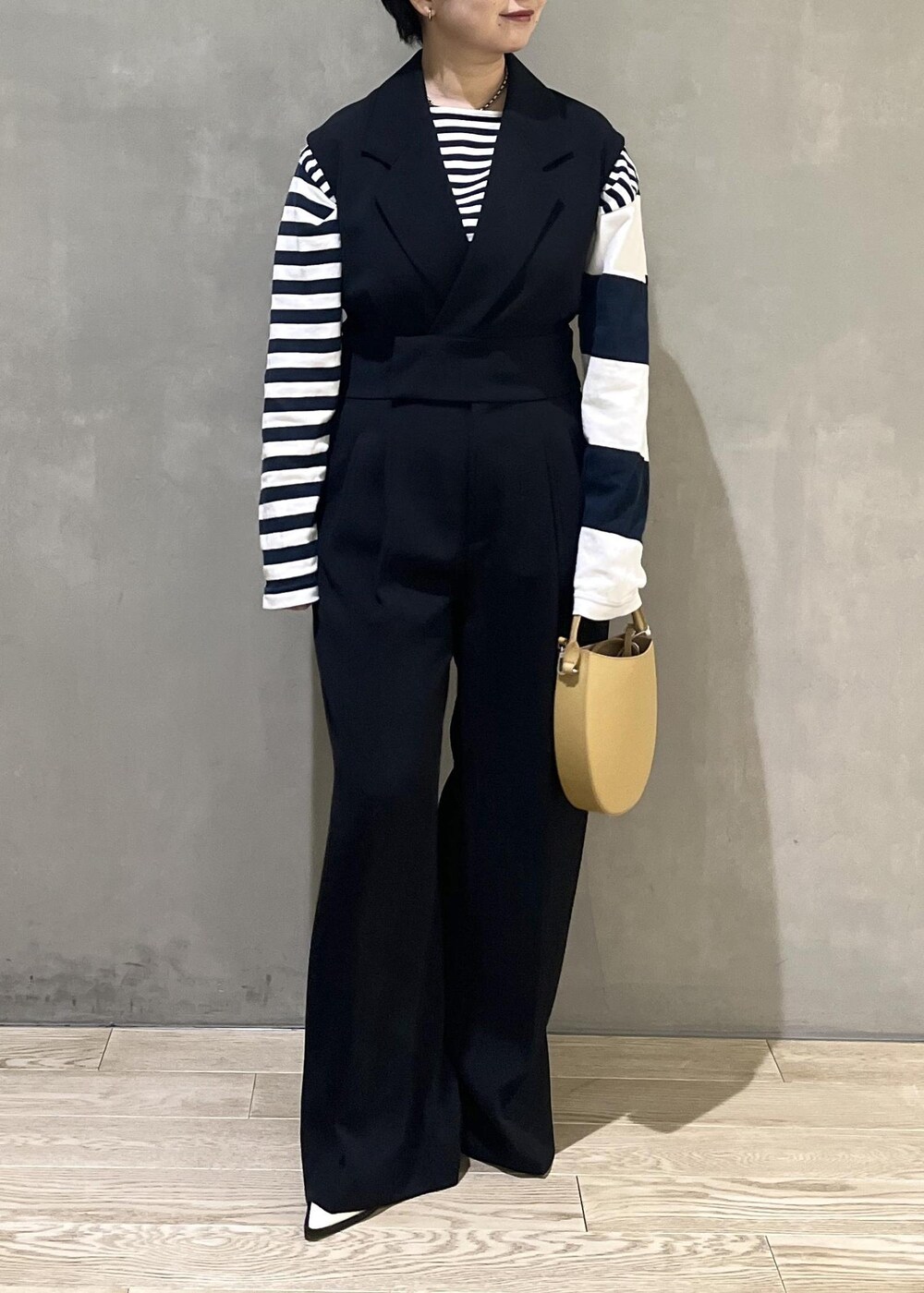 ブルー系のTシャツ/カットソー、ホワイト系のパンプス、ブラック系のつなぎ/オールインワンを着用したレディースの秋コーディネートの4枚目の写真