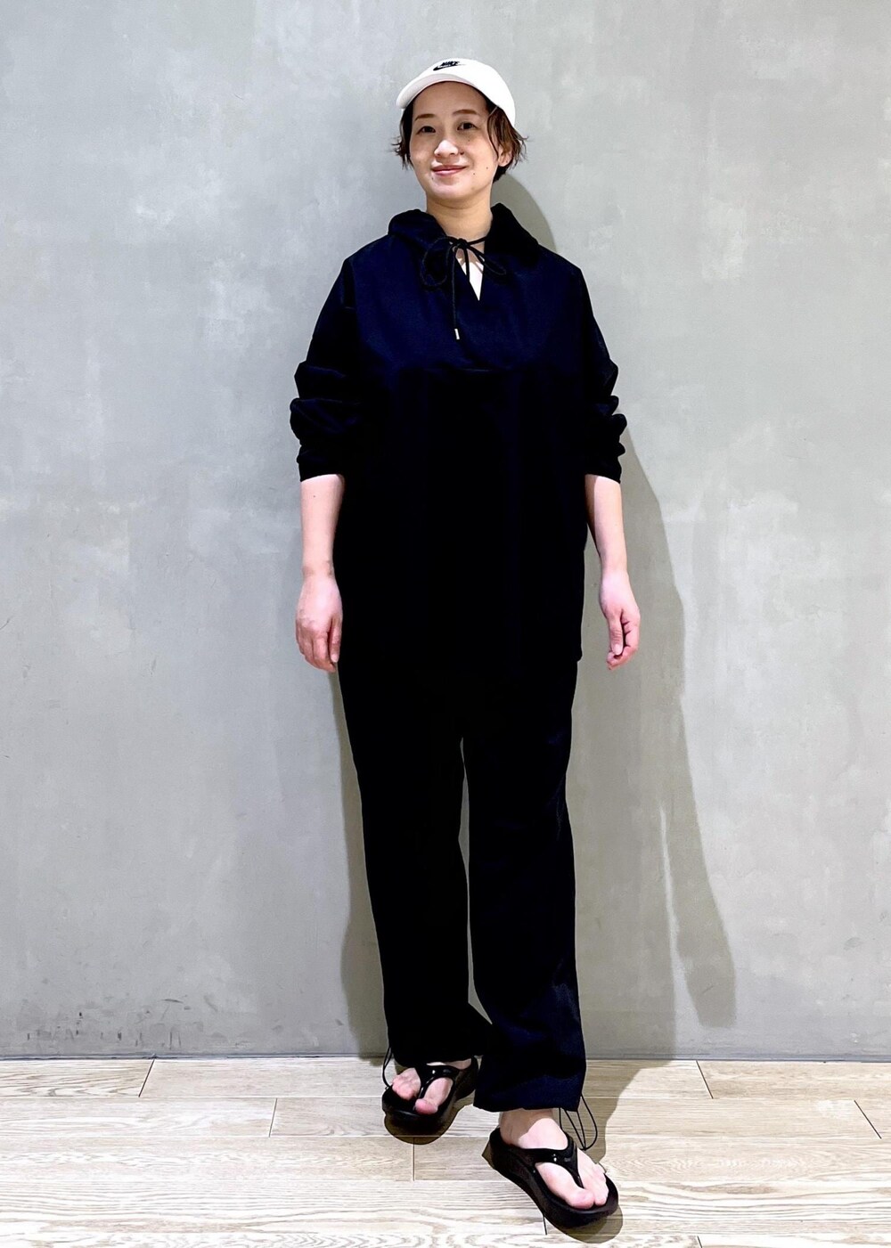 ブラック系のその他パンツ、ブラック系のサンダル、ブラック系のパーカーを着用したレディースの春コーディネートの4枚目の写真