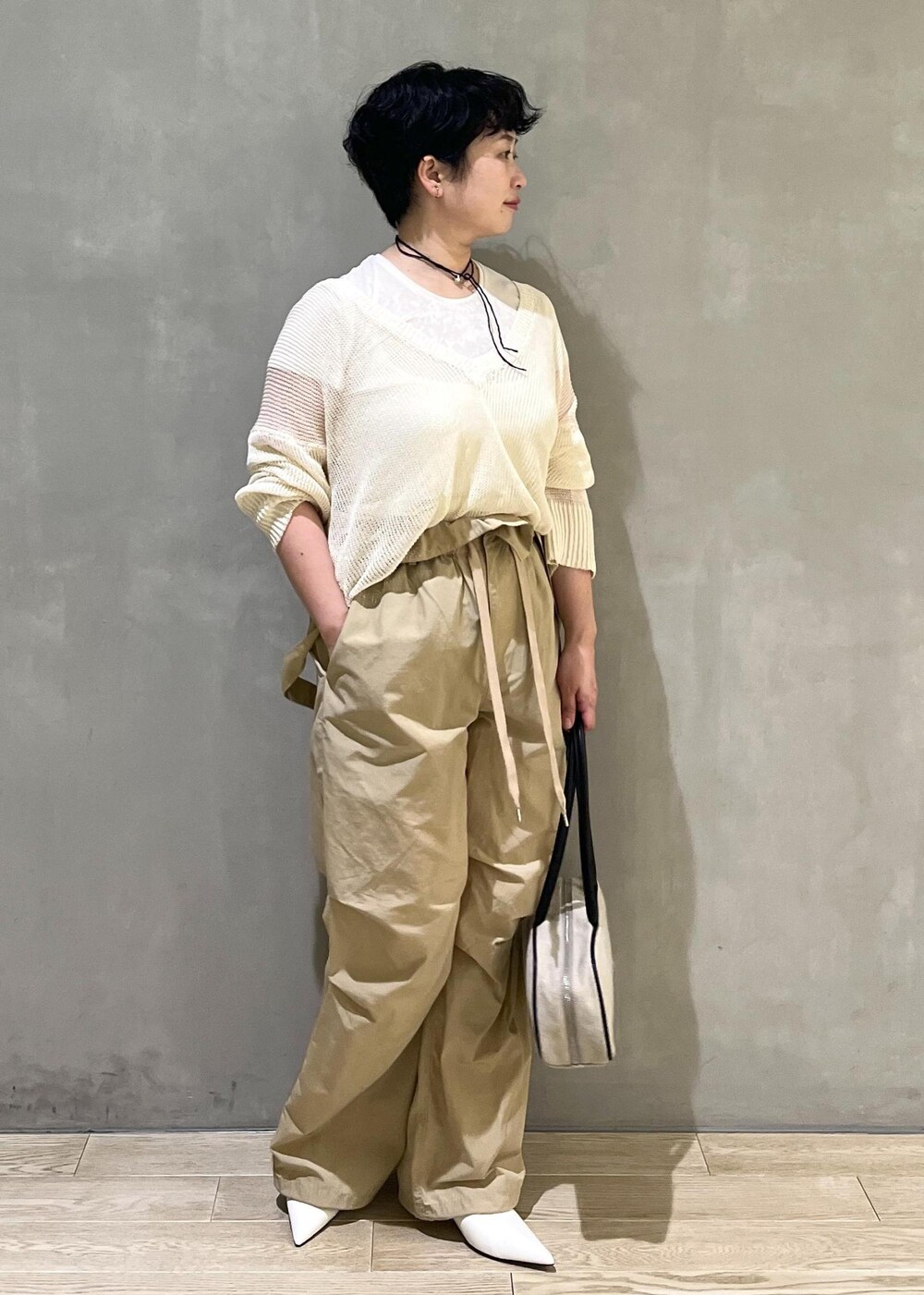 ホワイト系のボストンバッグ、ホワイト系のパンプス、ホワイト系のTシャツ/カットソーを着用したレディースの夏コーディネートの5枚目の写真