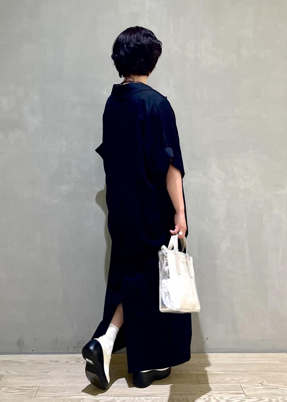 「アダムエロペ、アダムエロペfemme、2025SS、ショートスリーブジャケット、ショートスリーブ、コンビワンピース、初夏コーデ、夏コーデ、授業参観日コーデ、デートコーデ、お出かけコーデ、旅行コーデ、スポーツミックス、大人カジュアル、レイヤード」｜「ADAM ET ROPE'の【サステナブル】・【新色追加】ショートスリーブシャツJK（その他アウター、ブラック系）」を使った、takedaさん（レディース・154cm）の春コーディネートの7枚目の写真