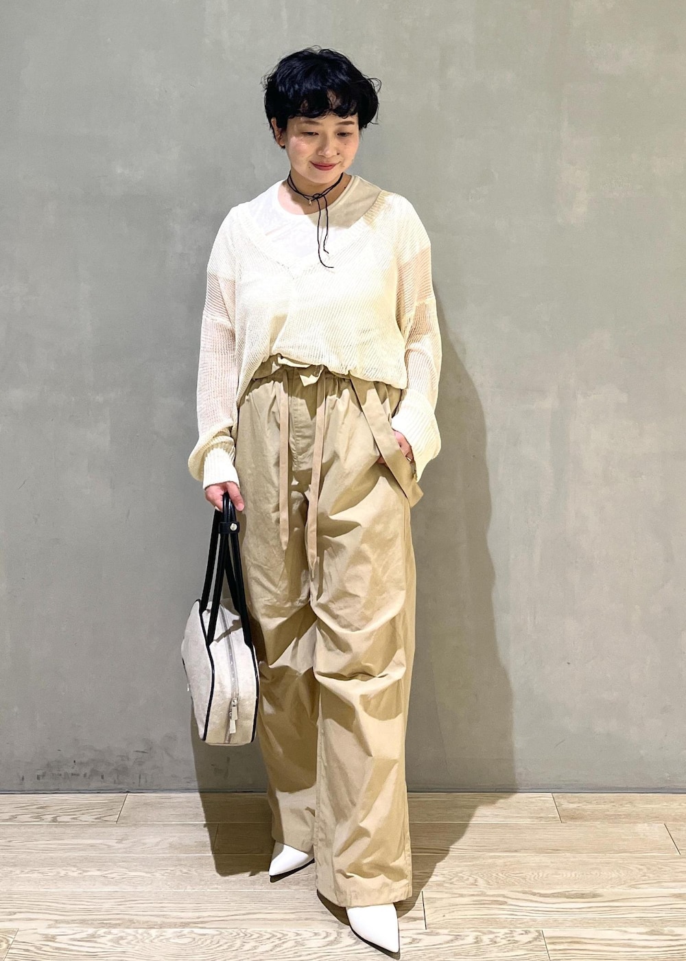 ホワイト系のボストンバッグ、ホワイト系のパンプス、ホワイト系のTシャツ/カットソーを着用したレディースの夏コーディネートの2枚目の写真