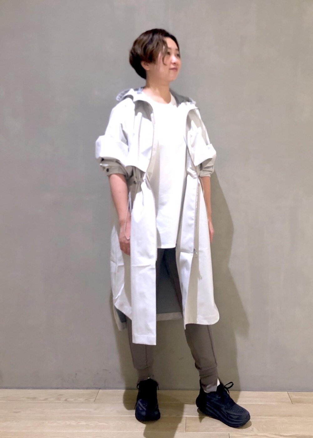 グリーン系のその他パンツ、ホワイト系のその他アウター、ホワイト系のTシャツ/カットソーを着用したレディースの冬コーディネートの2枚目の写真