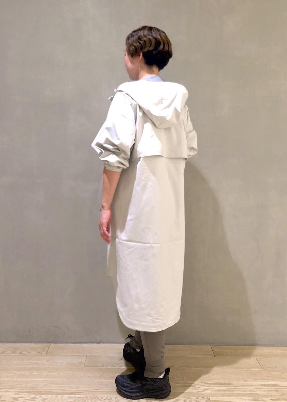グリーン系のその他パンツ、ホワイト系のその他アウター、ホワイト系のTシャツ/カットソーを着用したレディースの冬コーディネートの3枚目の写真