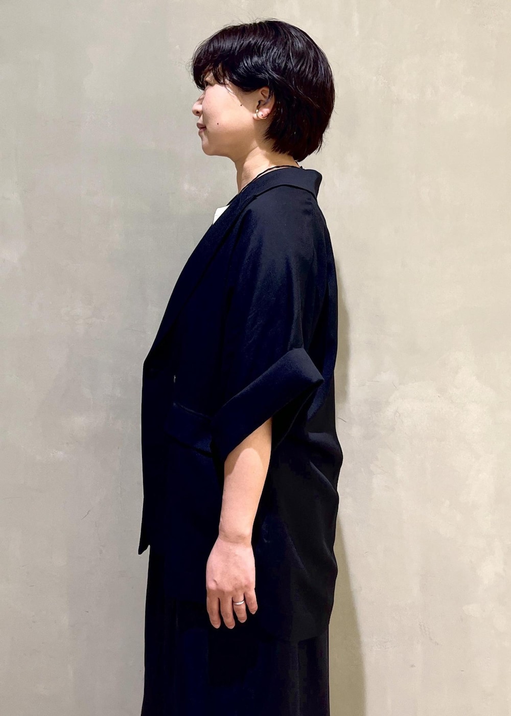 「アダムエロペ、アダムエロペfemme、2025SS、ショートスリーブジャケット、ショートスリーブ、コンビワンピース、初夏コーデ、夏コーデ、授業参観日コーデ、デートコーデ、お出かけコーデ、旅行コーデ、スポーツミックス、大人カジュアル、レイヤード」｜「ADAM ET ROPE'の【サステナブル】・【新色追加】ショートスリーブシャツJK（その他アウター、ブラック系）」を使った、takedaさん（レディース・154cm）の春コーディネートの4枚目の写真