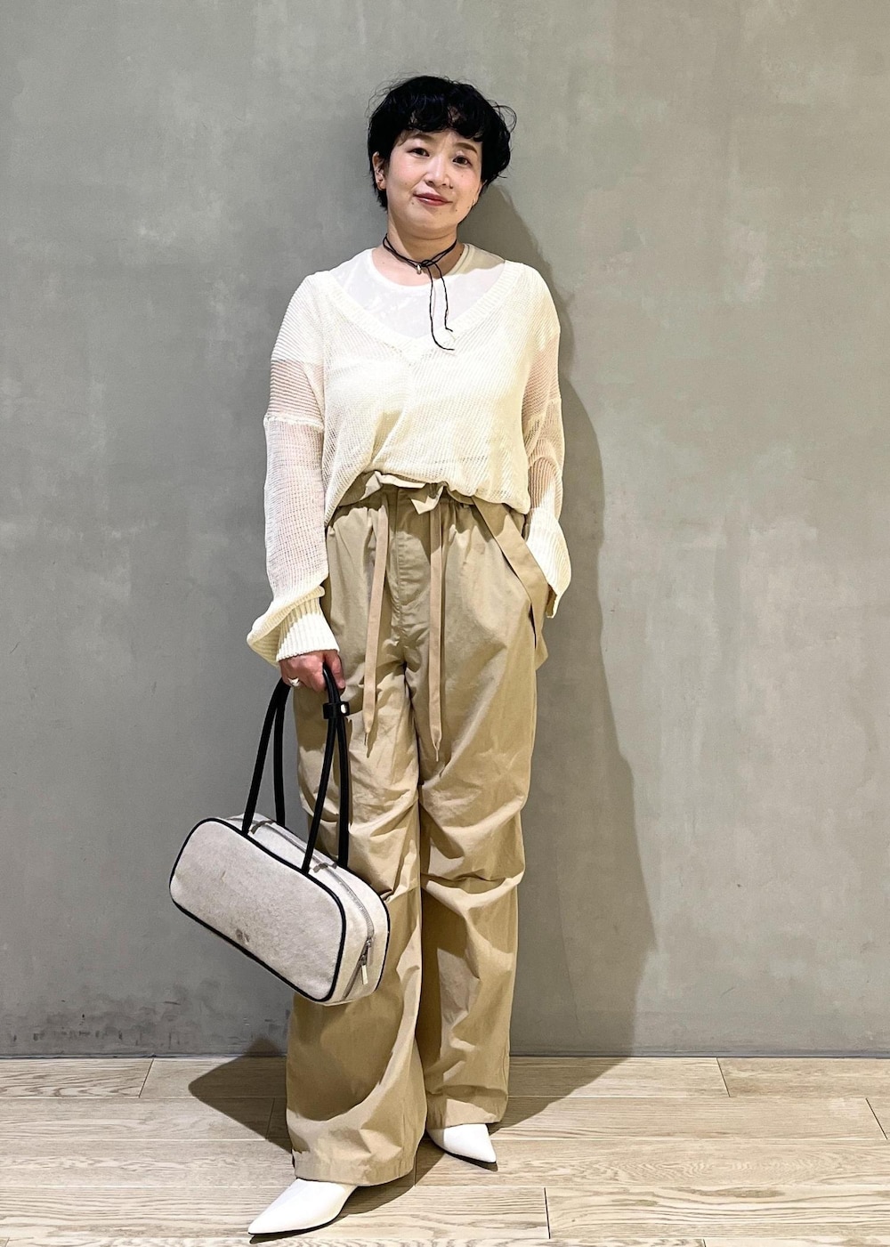 ホワイト系のボストンバッグ、ホワイト系のパンプス、ホワイト系のTシャツ/カットソーを着用したレディースの夏コーディネートの7枚目の写真