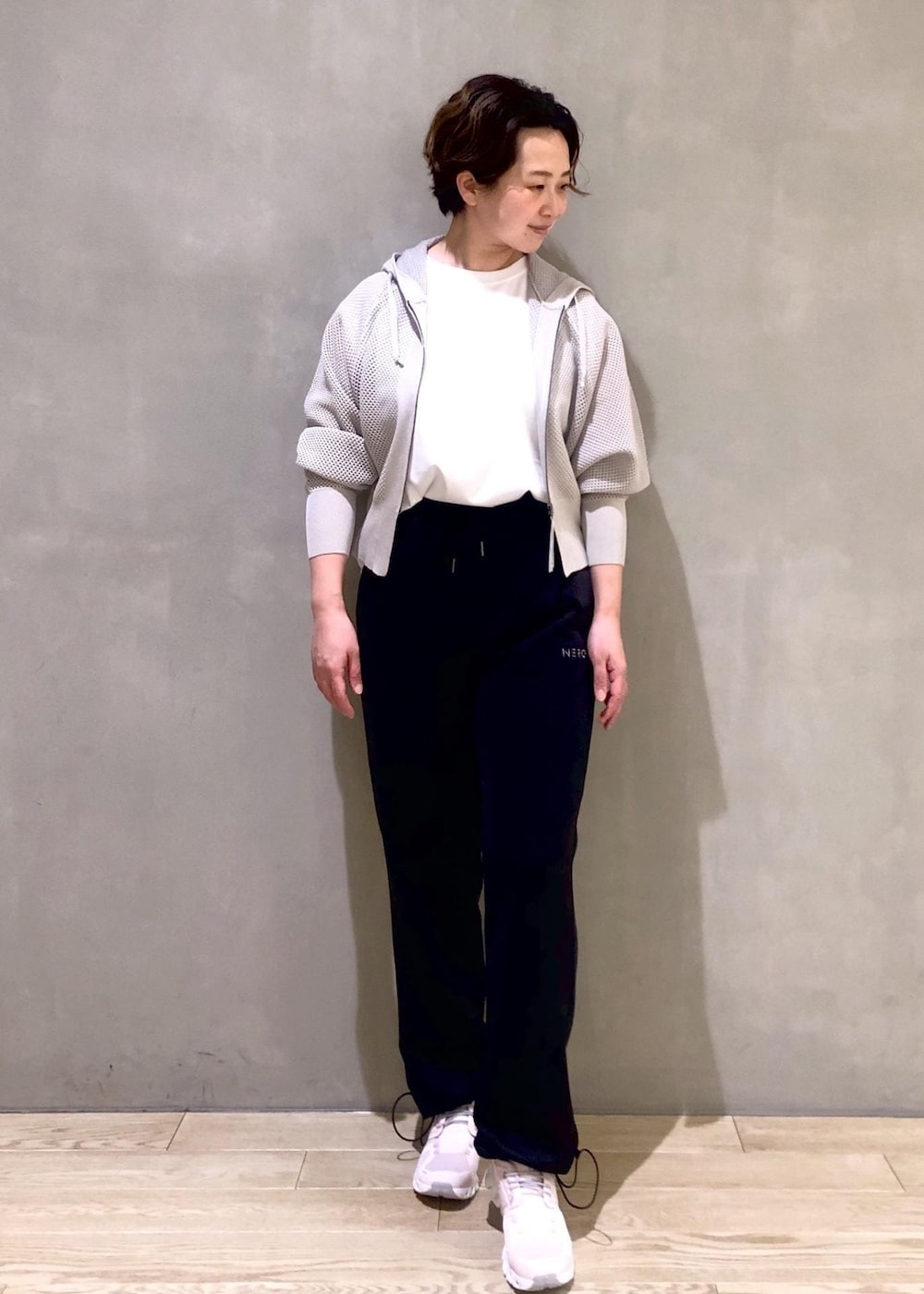 ホワイト系のTシャツ/カットソー、ピンク系のスニーカー、ブラック系のその他パンツを着用したレディースの春コーディネートの2枚目の写真