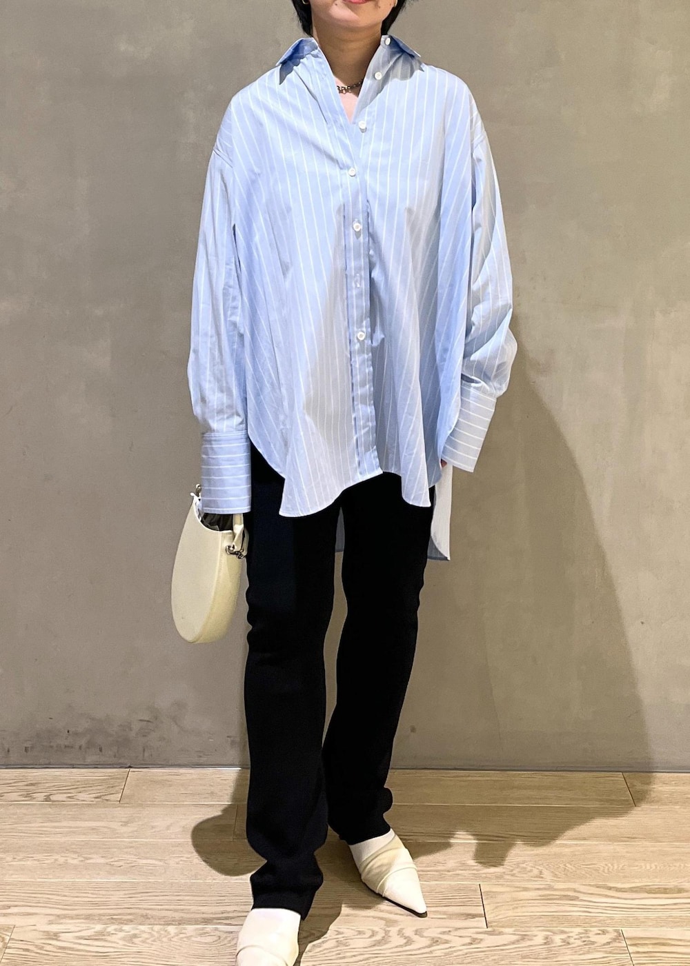 ブラック系のその他パンツ、ホワイト系のショルダーバッグ、ブルー系のシャツ/ブラウスを着用したレディースの夏コーディネートの4枚目の写真