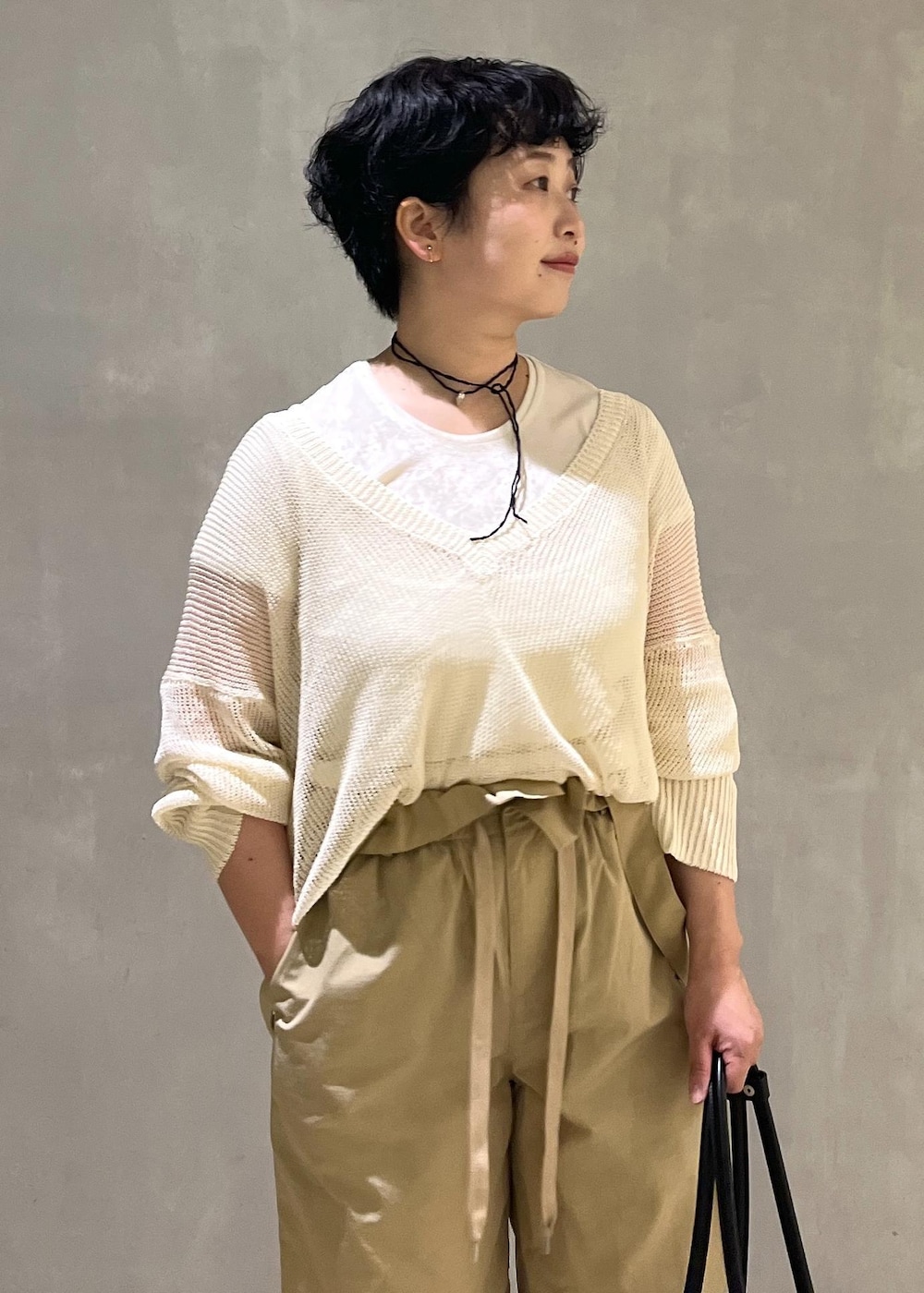 ホワイト系のボストンバッグ、ホワイト系のパンプス、ホワイト系のTシャツ/カットソーを着用したレディースの夏コーディネートの3枚目の写真