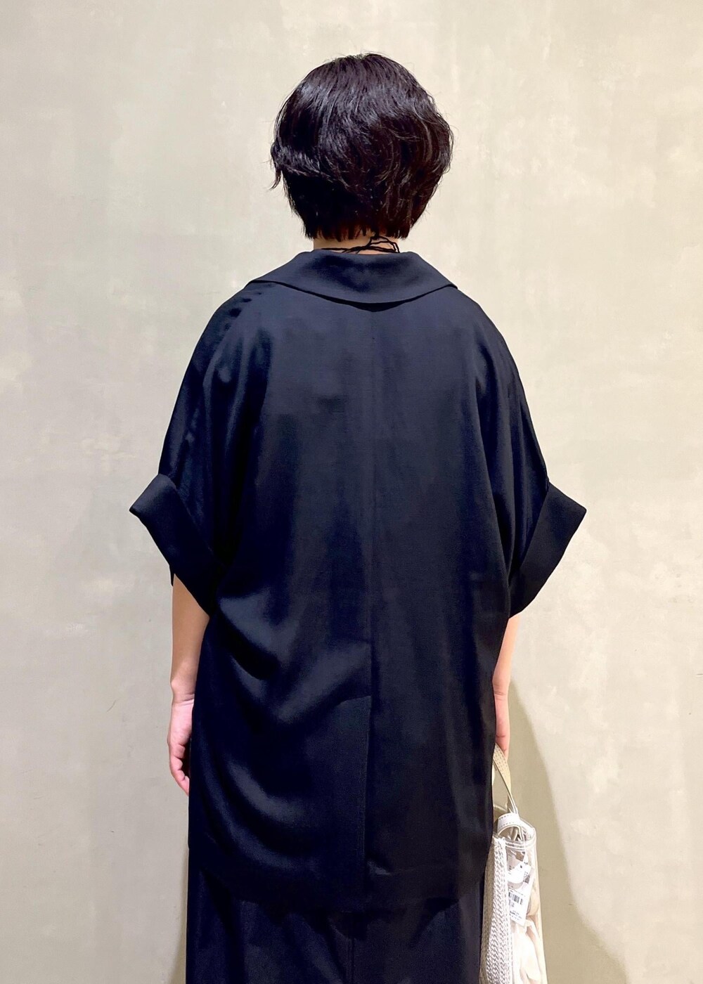 「アダムエロペ、アダムエロペfemme、2025SS、ショートスリーブジャケット、ショートスリーブ、コンビワンピース、初夏コーデ、夏コーデ、授業参観日コーデ、デートコーデ、お出かけコーデ、旅行コーデ、スポーツミックス、大人カジュアル、レイヤード」｜「ADAM ET ROPE'の【サステナブル】・【新色追加】ショートスリーブシャツJK（その他アウター、ブラック系）」を使った、takedaさん（レディース・154cm）の春コーディネートの5枚目の写真