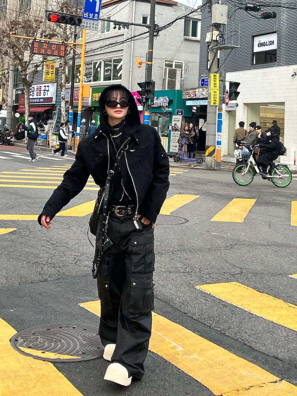 ブラック系のジャケット/アウター、ブラック系のパンツ、ブラック系のスニーカーを着用したメンズの秋コーディネートの3枚目の写真