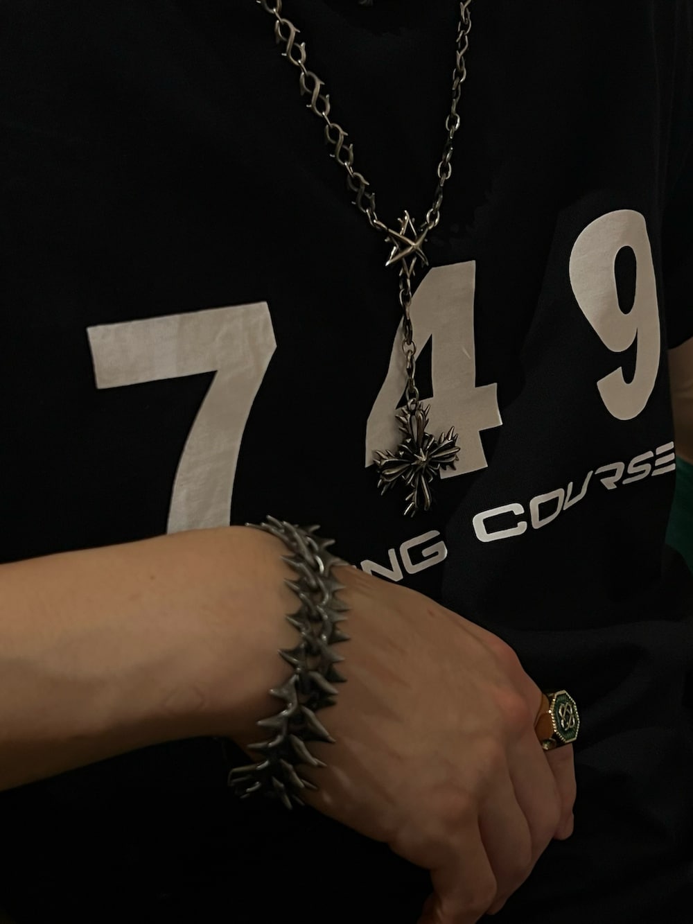 ブラック系のトップス、ブラック系のバッグ、ブラック系のスニーカーを着用したメンズの秋コーディネートの3枚目の写真