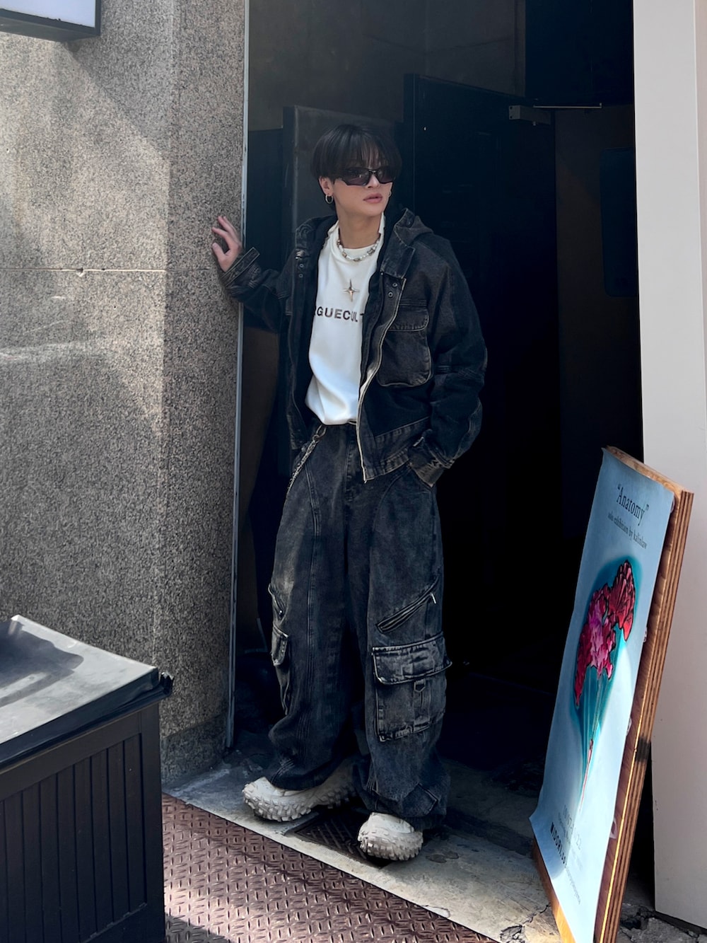 ブラック系のデニムパンツ、ホワイト系のTシャツ/カットソー、グレー系のデニムジャケットを着用したメンズの秋コーディネートの4枚目の写真