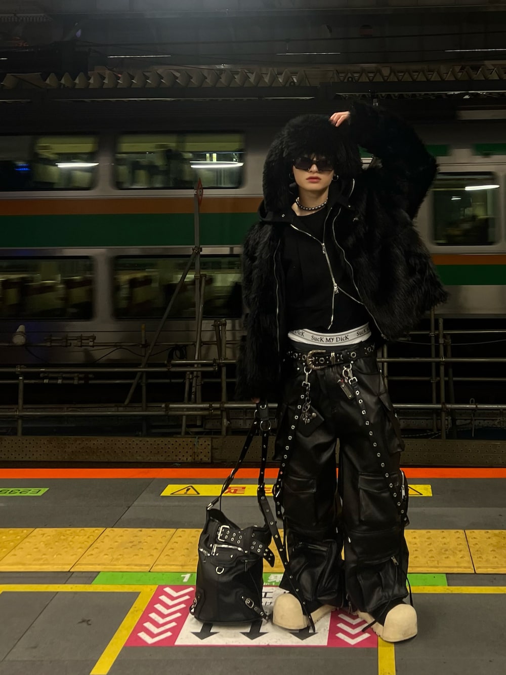 ブラック系のジャケット/アウター、ブラック系のバッグ、ブラック系のサングラスを着用したメンズの冬コーディネートの4枚目の写真