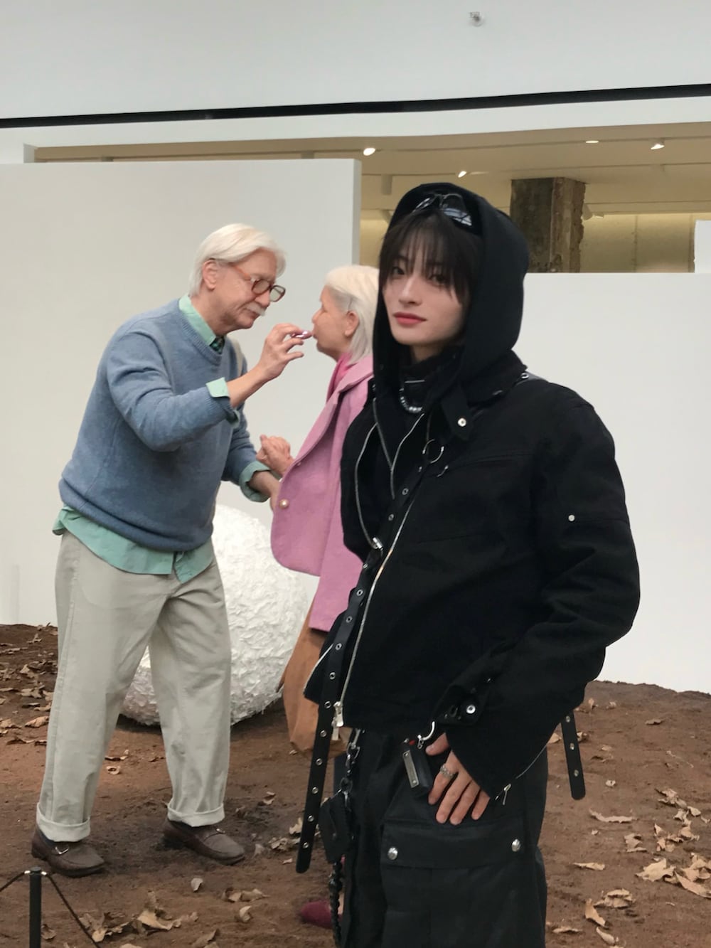 ブラック系のジャケット/アウター、ブラック系のパンツ、ブラック系のスニーカーを着用したメンズの秋コーディネートの2枚目の写真