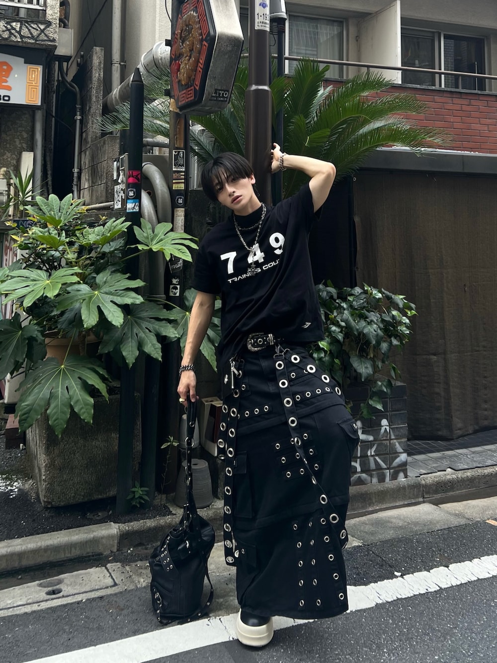 ブラック系のトップス、ブラック系のバッグ、ブラック系のスニーカーを着用したメンズの秋コーディネートの2枚目の写真