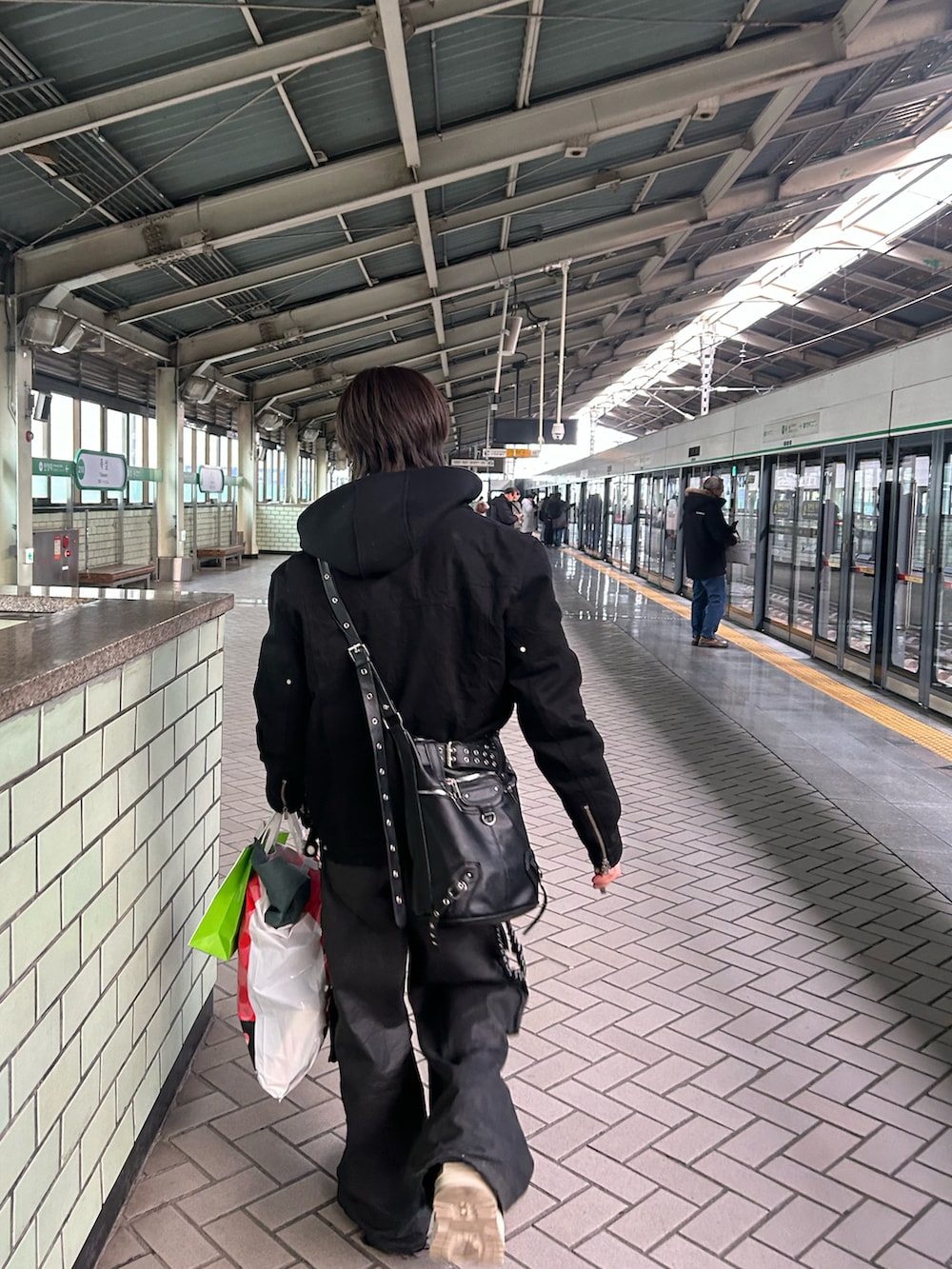 ブラック系のジャケット/アウター、ブラック系のパンツ、ブラック系のスニーカーを着用したメンズの秋コーディネートの5枚目の写真