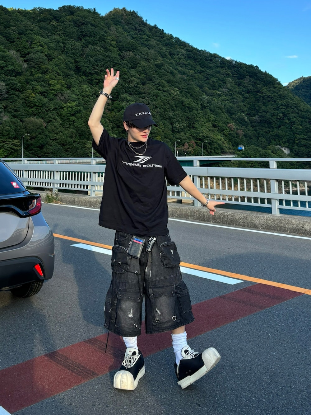 ホワイト系のTシャツ/カットソー、グレー系のパンツを着用したメンズの夏コーディネートの2枚目の写真