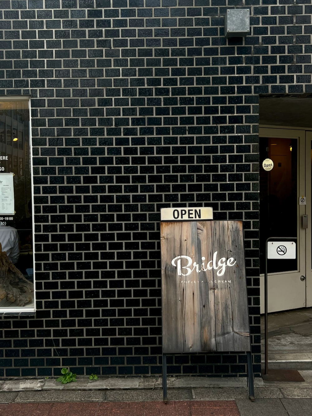 ブラック系のデニムパンツ、ホワイト系のTシャツ/カットソー、グレー系のデニムジャケットを着用したメンズの秋コーディネートの5枚目の写真