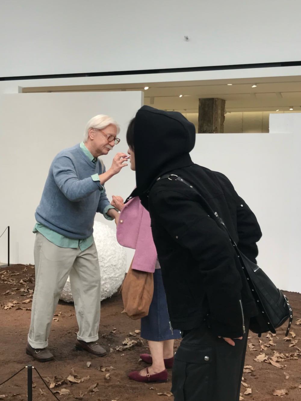 ブラック系のジャケット/アウター、ブラック系のパンツ、ブラック系のスニーカーを着用したメンズの秋コーディネートの4枚目の写真