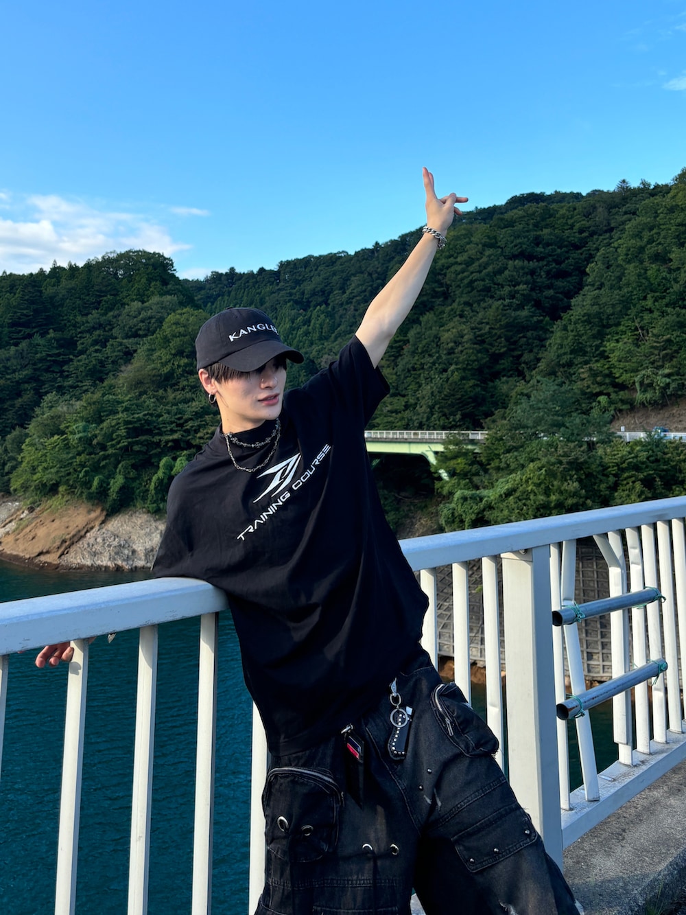 ホワイト系のTシャツ/カットソー、グレー系のパンツを着用したメンズの夏コーディネートの3枚目の写真