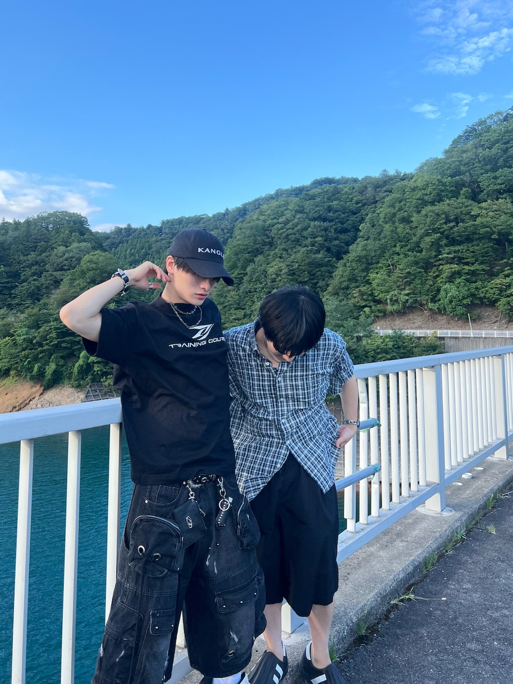 ホワイト系のTシャツ/カットソー、グレー系のパンツを着用したメンズの夏コーディネートの4枚目の写真