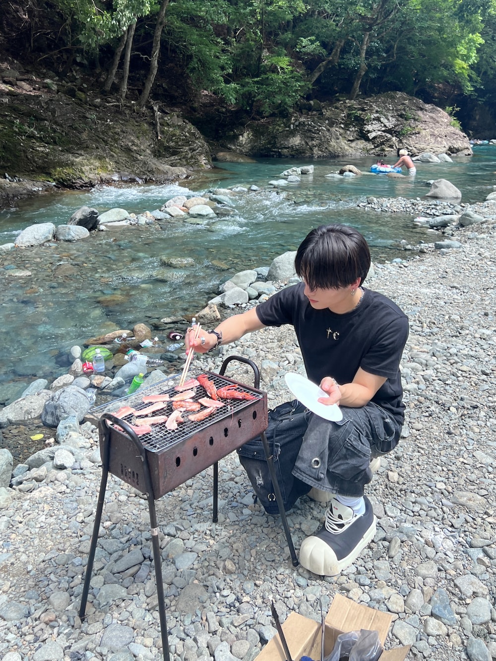 ホワイト系のTシャツ/カットソー、グレー系のパンツを着用したメンズの夏コーディネートの5枚目の写真