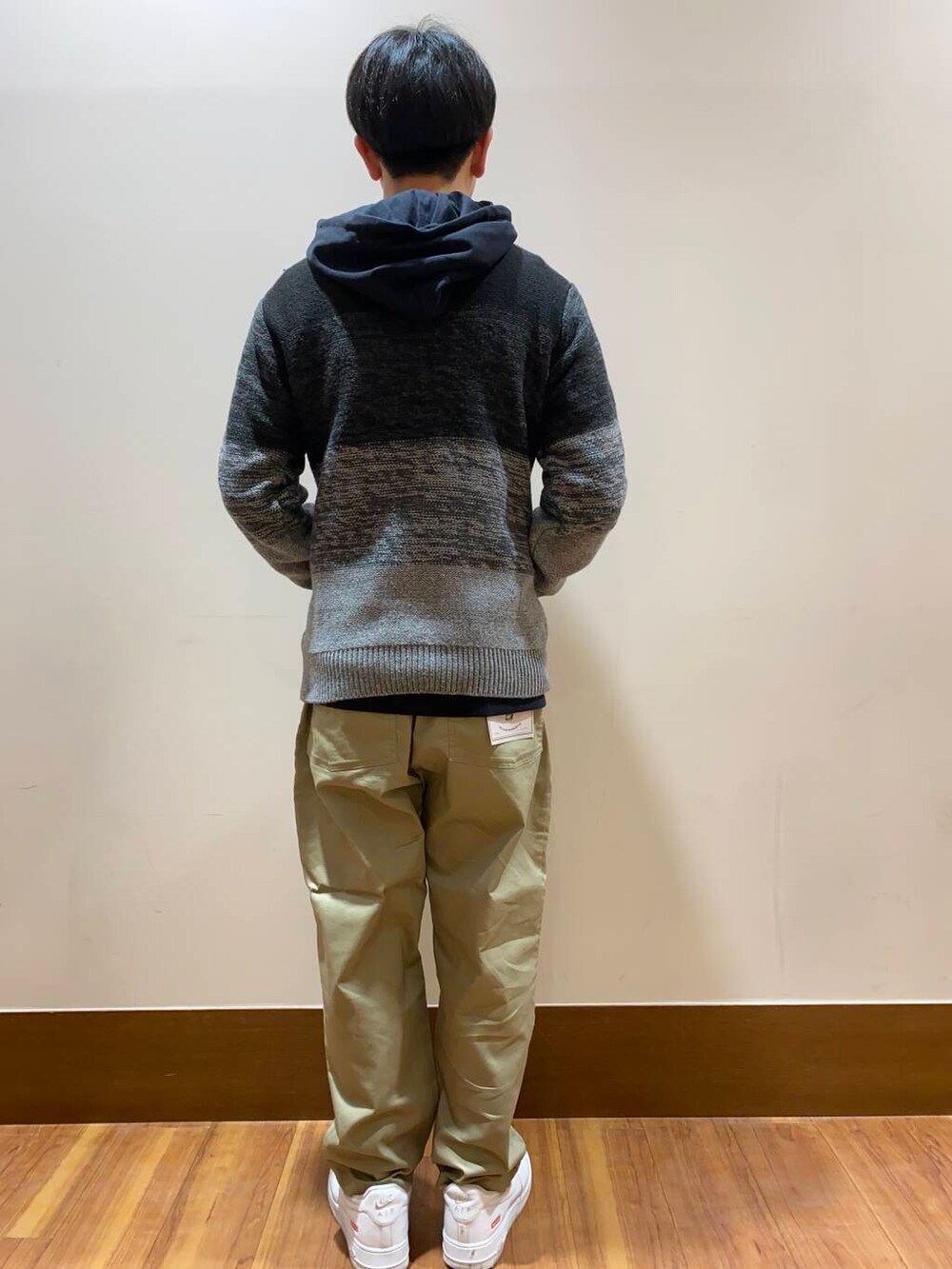 ブラック系のカーディガン/ボレロ、ブラック系のパーカー、ベージュ系のその他パンツを着用したメンズの冬コーディネートの3枚目の写真
