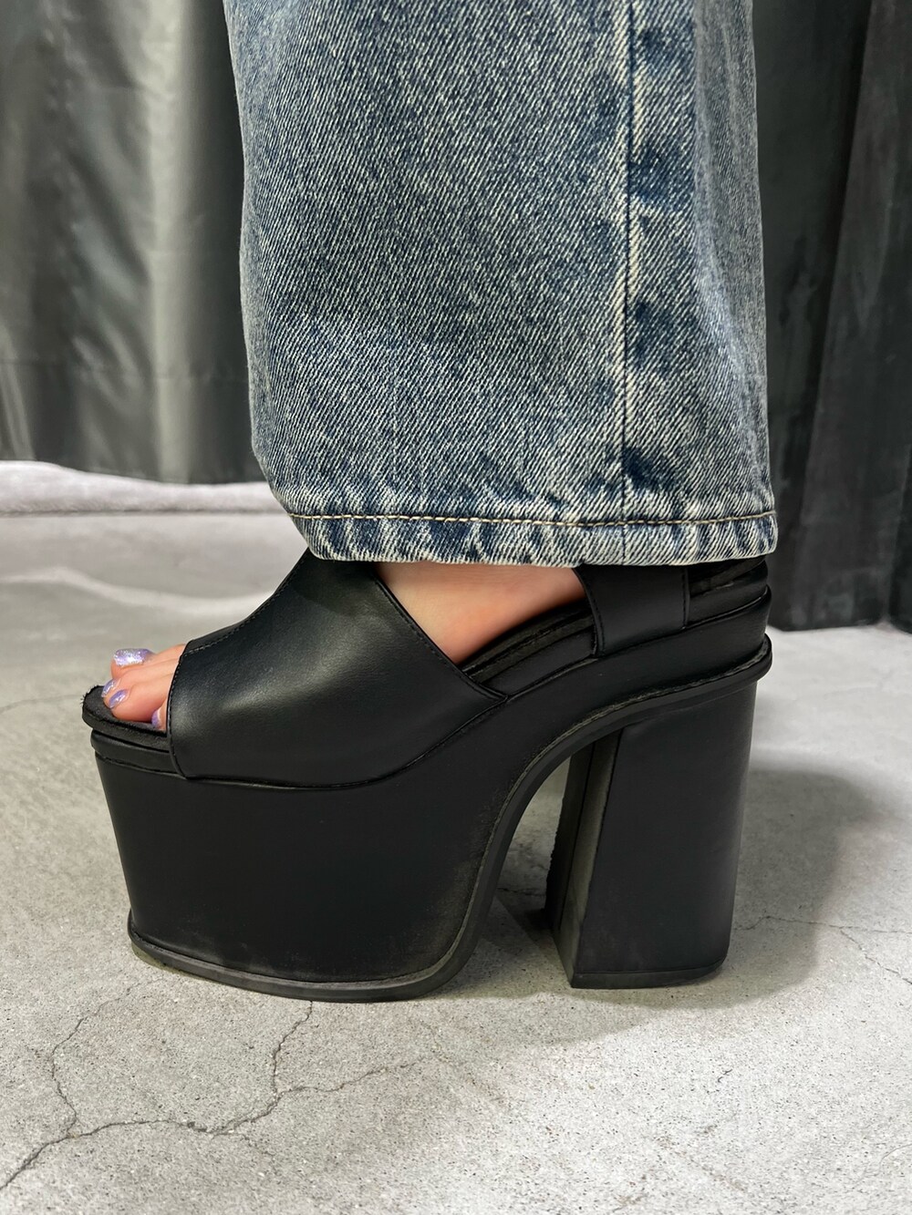 ブラック系のTシャツ/カットソー、ブラック系のショルダーバッグ、ブルー系のデニムパンツを着用したレディースの夏コーディネートの8枚目の写真