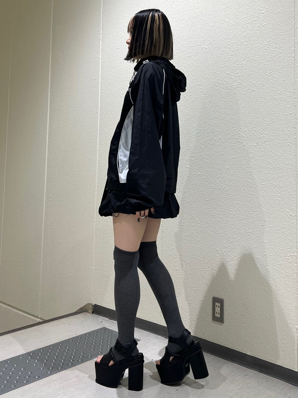 ブラック系のサンダル、ブラック系のブルゾン、ブラック系のスカートを着用したレディースの冬コーディネートの2枚目の写真