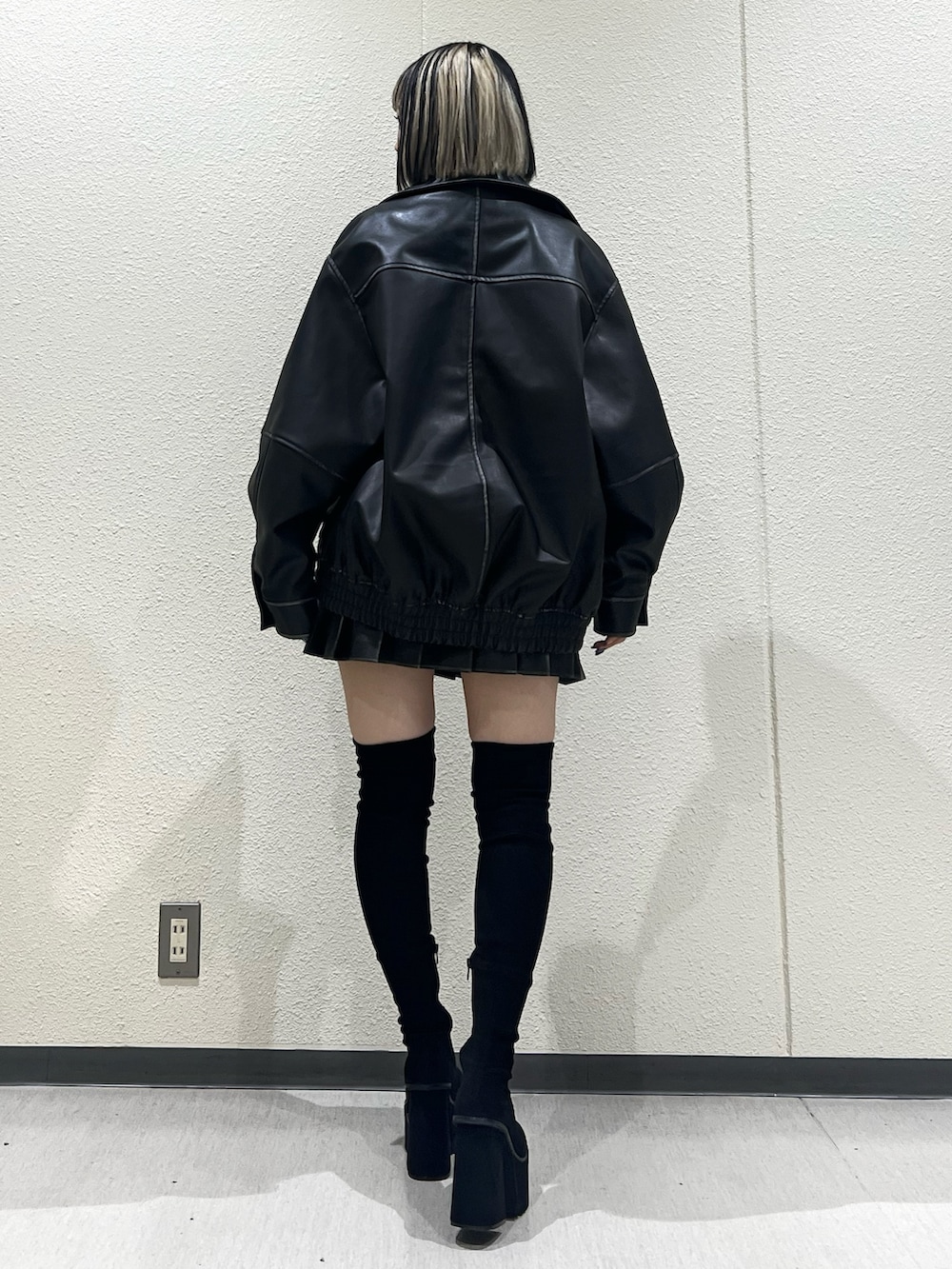 「EMODA、EMODAコーデ、オールブラック、レザーセットアップ、レザーブルゾン、レザースカート、プリーツスカート、クロップドトップス、脚長効果、厚底ブーツ、ニーハイブーツ」｜「EMODAのスパークルダブルネックレス（ネックレス、シルバー系）」を使った、田中愛生さん（レディース・158cm）の秋コーディネートの3枚目の写真