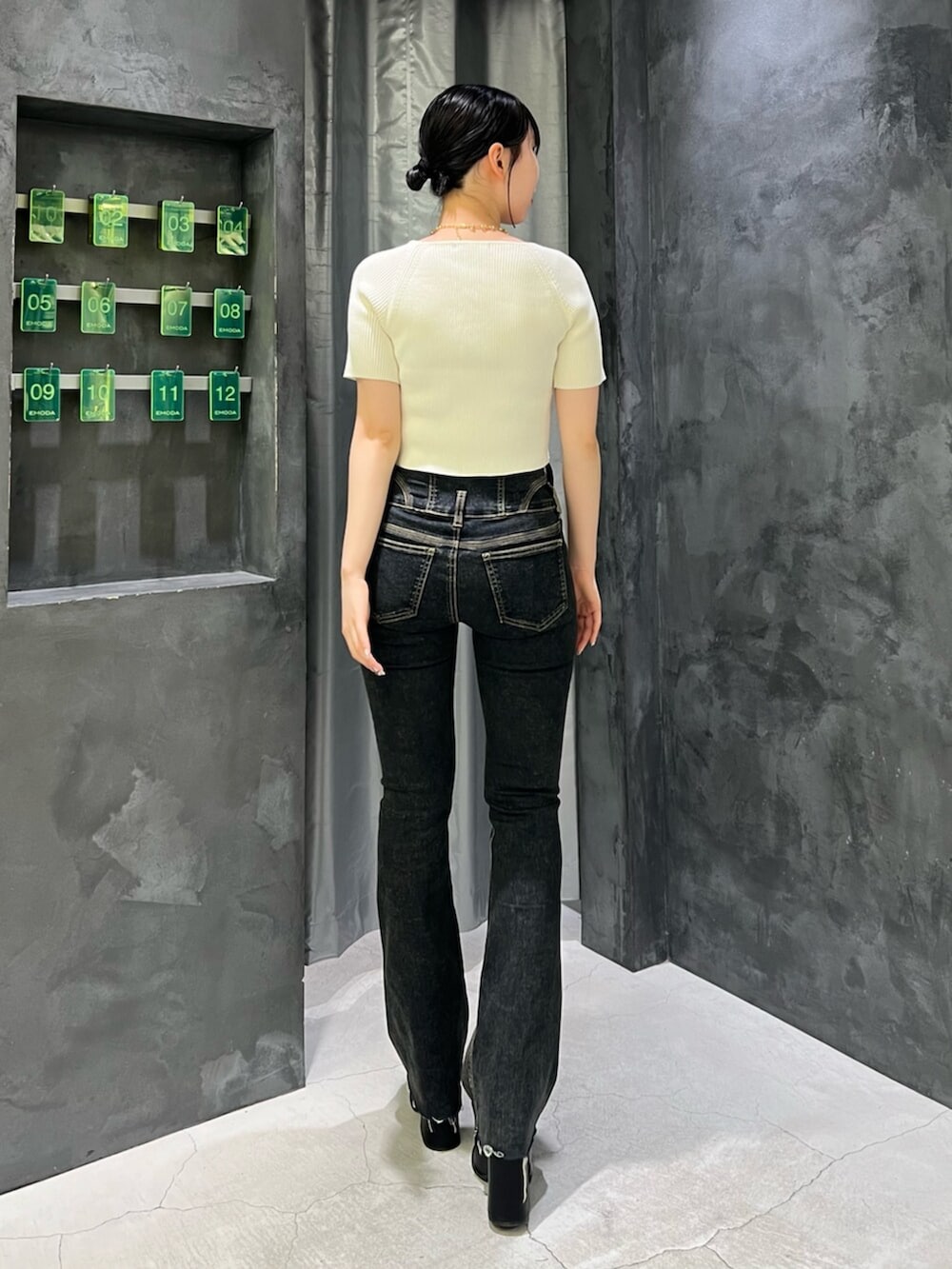 ブラック系のサンダル、ブルー系のデニムパンツ、ホワイト系のニット/セーターを着用したレディースの春コーディネートの3枚目の写真