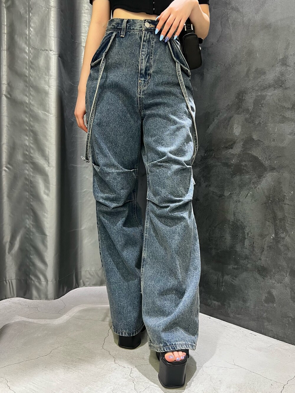 ブラック系のTシャツ/カットソー、ブラック系のショルダーバッグ、ブルー系のデニムパンツを着用したレディースの夏コーディネートの6枚目の写真